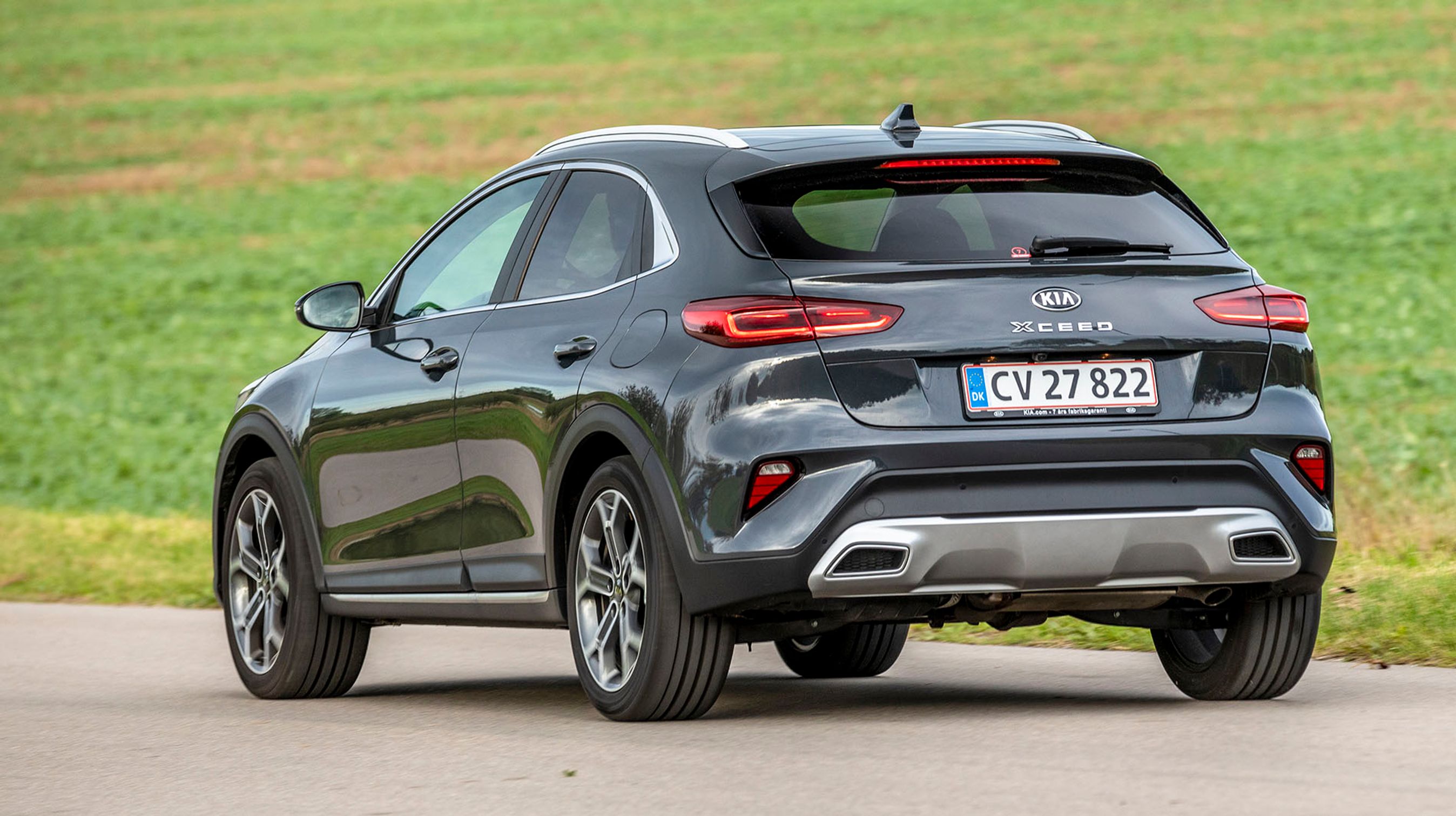 Den skrånende bagende giver Kia XCeed et lidt coupé-agtigt udseende, men koster lidt på udsynet skråt bagud.