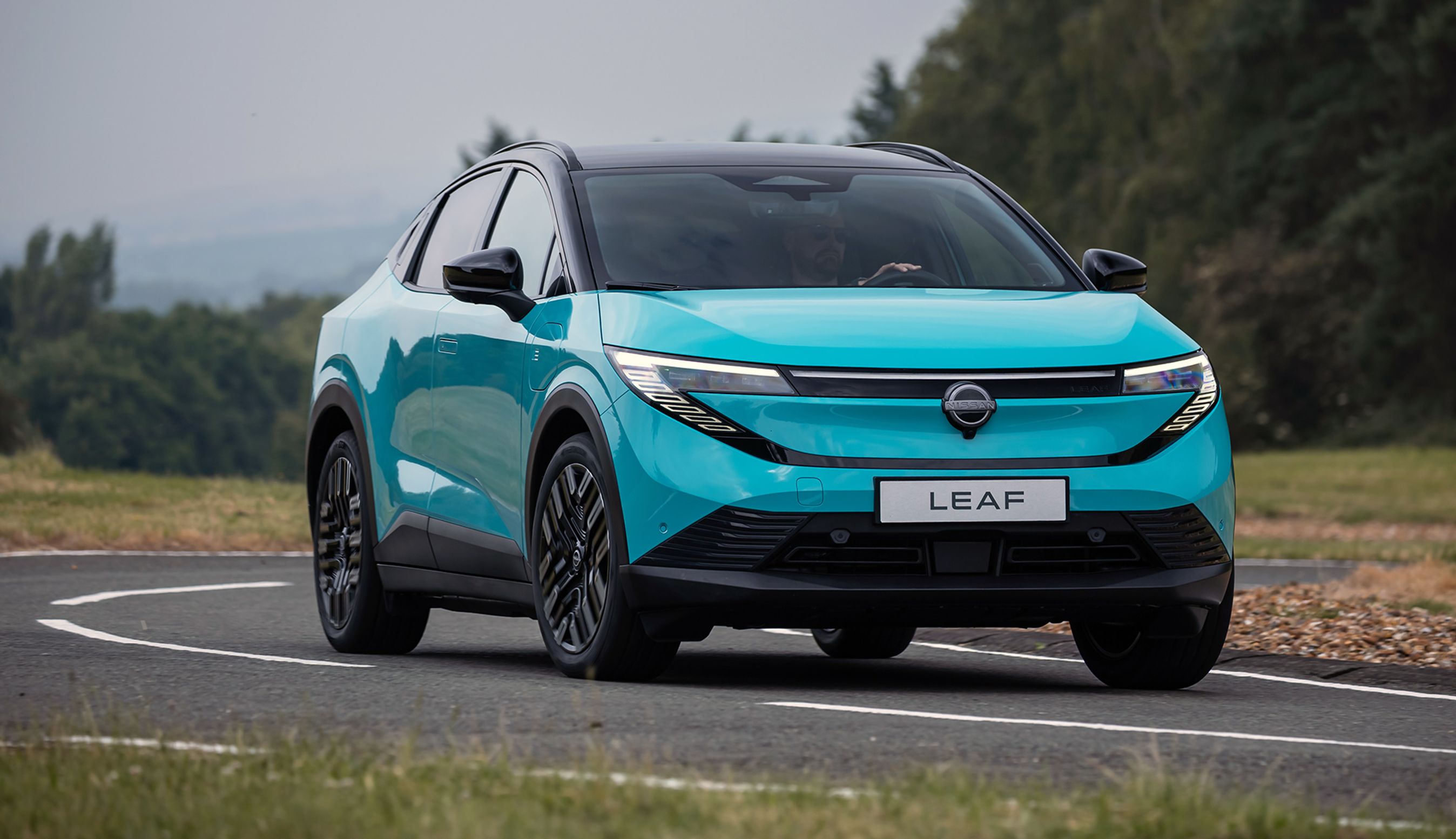 Blå Nissan Leaf forfra på vej.