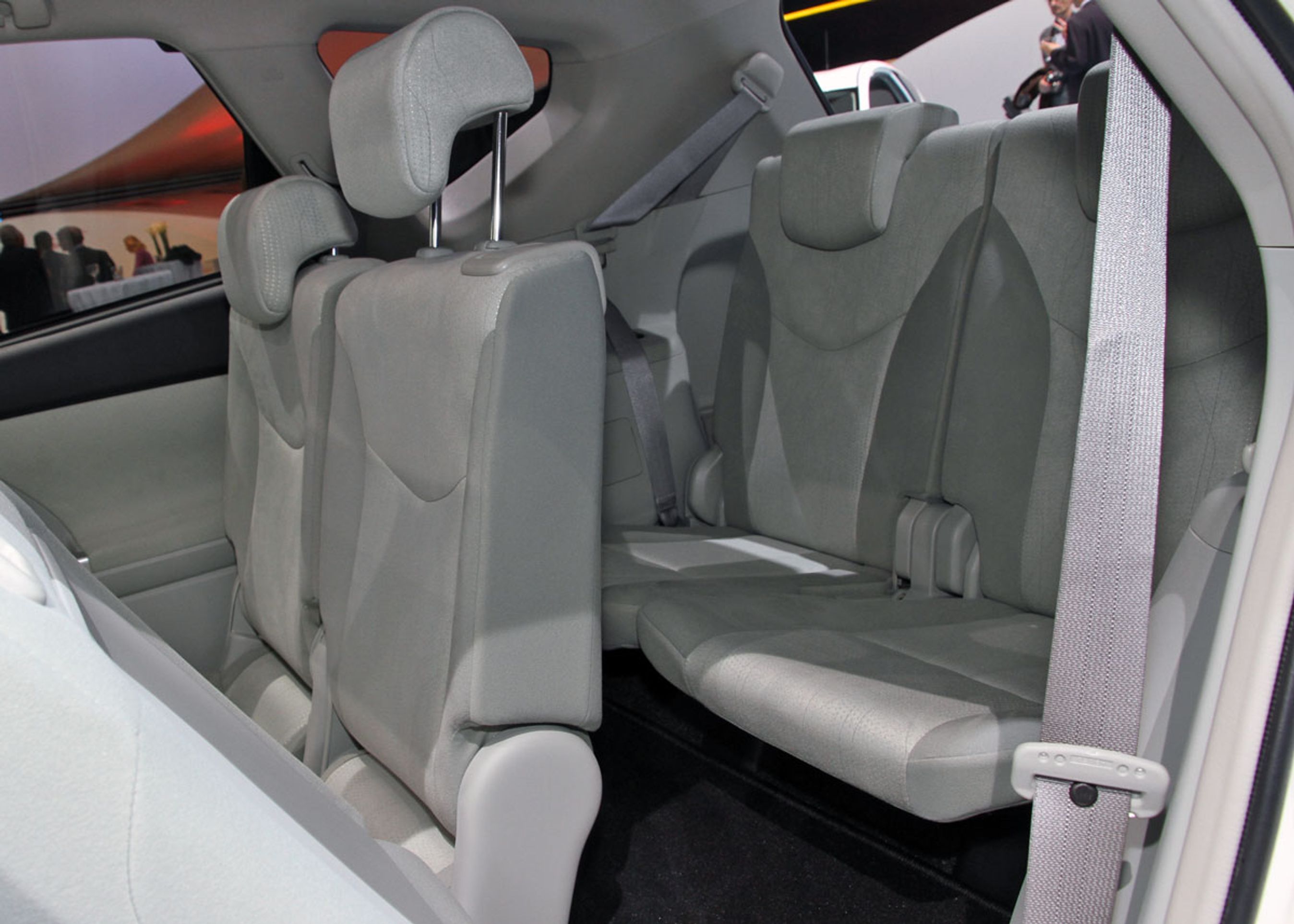 Prius+ har en tredje sæderække med lidt bedre plads end i Toyota Verso. Men ikke meget.