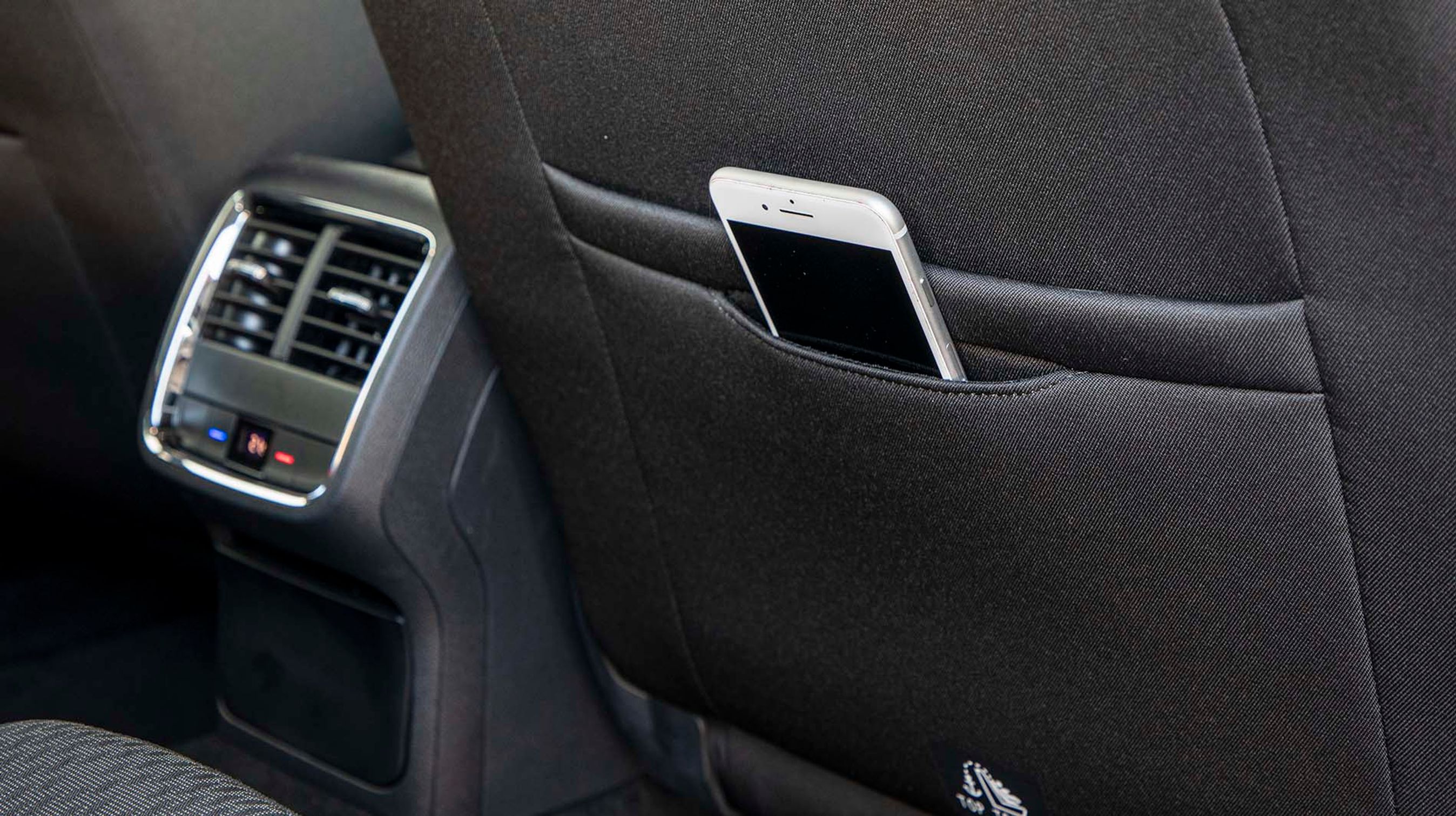 Bag på forsæderne er der lommer til bagsædepassagerernes mobiltelefoner.
