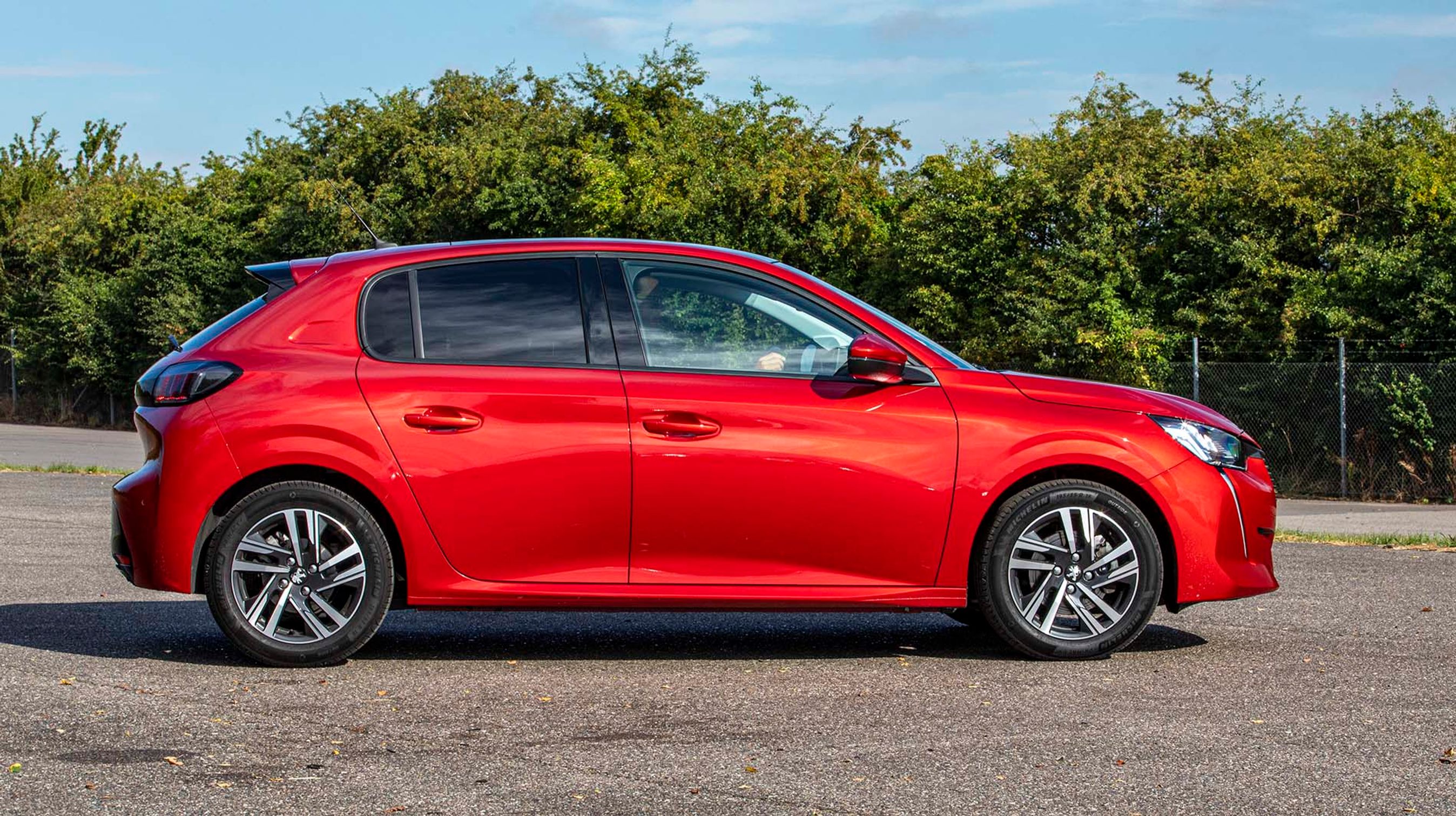 Peugeot 208 kommer nu i en særlig jubilæumsversion, hvor man får en meget flot udstyret bil for bare 185.000 kr. Her er bl.a. 16-tommer alufælge standard.