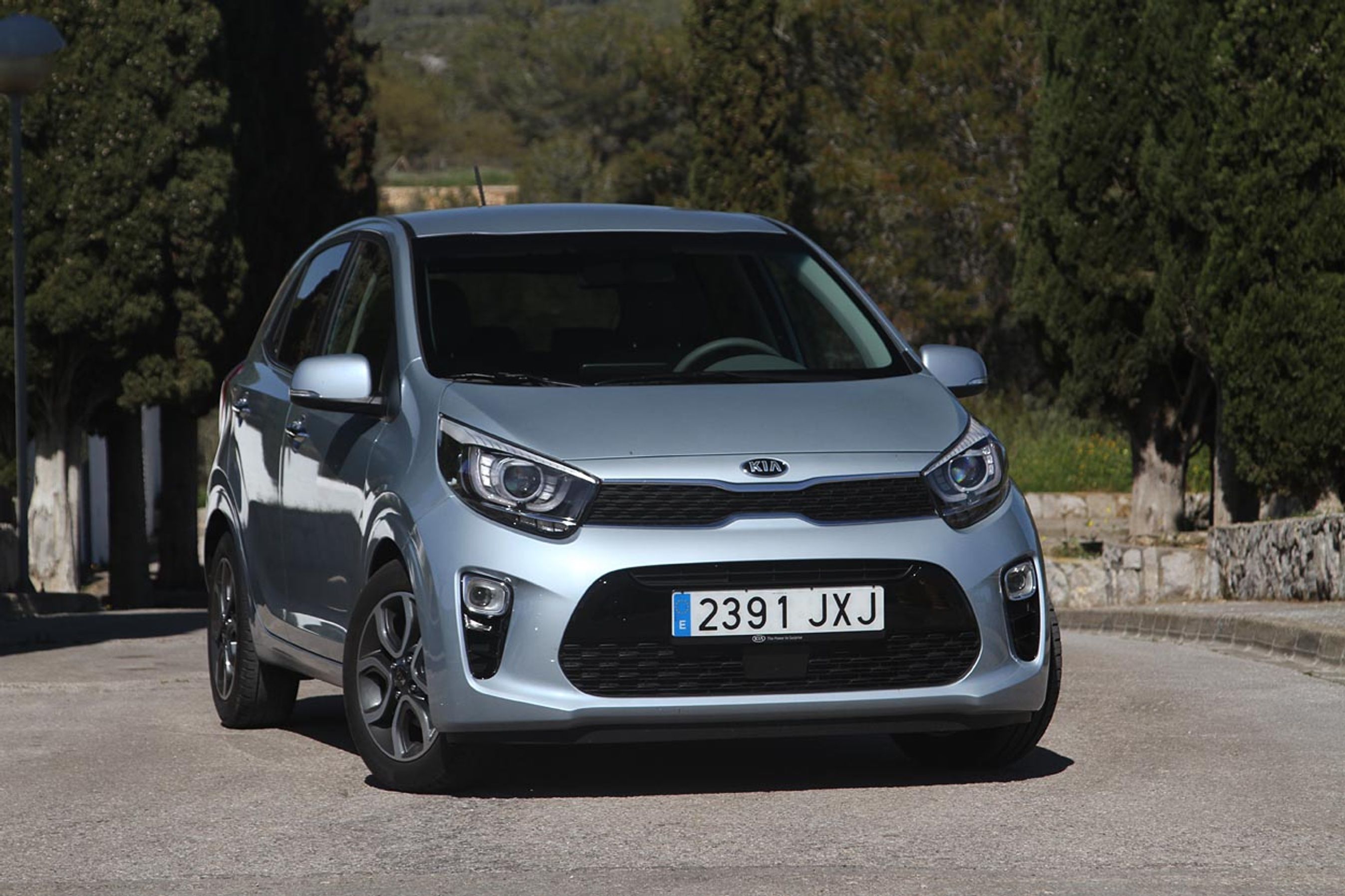 Den nye Picanto har fået en noget anderledes og mere voksen og bastant front. Det er gjort, for at bilen ikke skal virke for spinkel eller sart i forhold til de mane SUV-biler, der nu er på vejene.