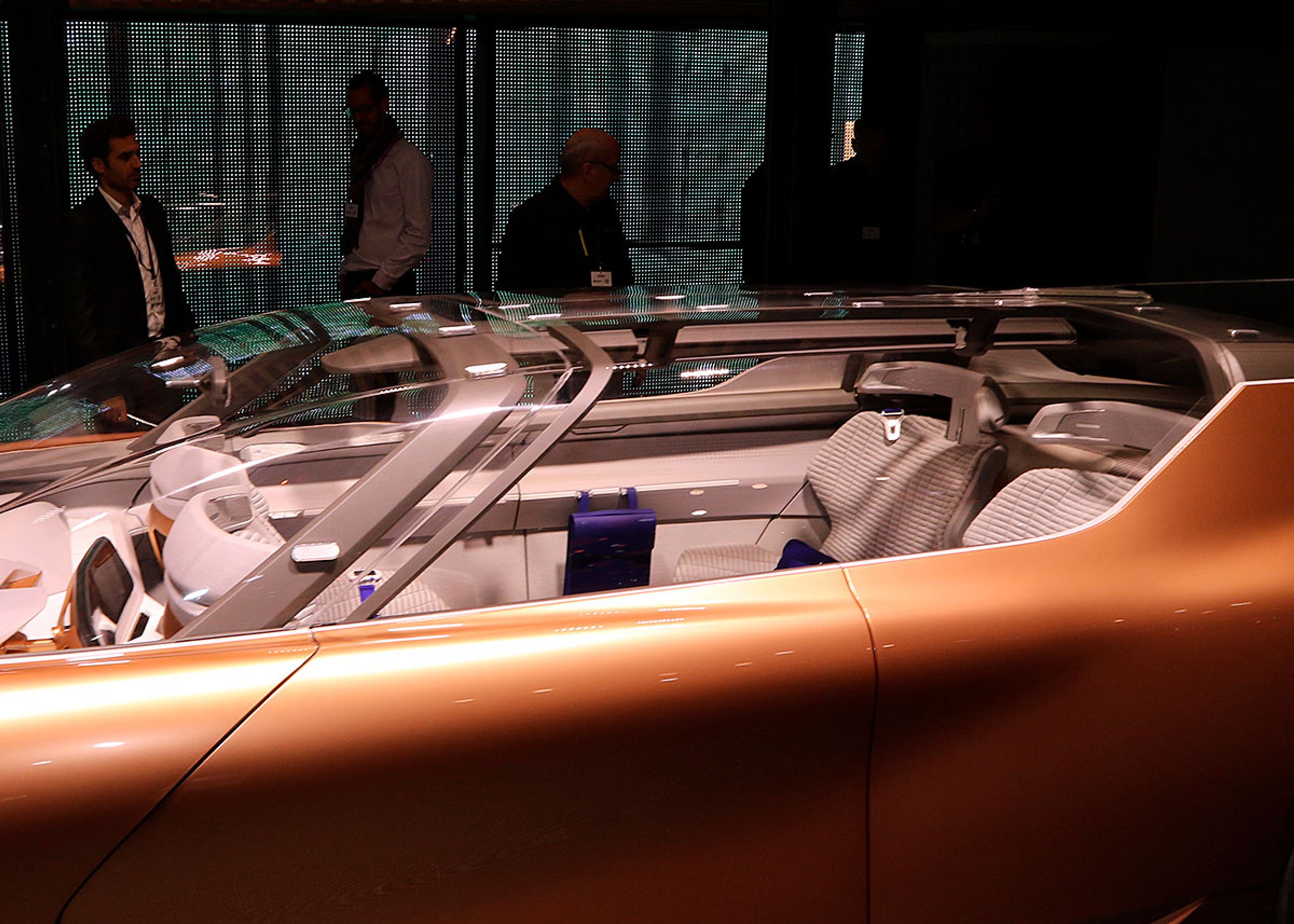 Da fremtidsbilen er selvkørende, kan de to forsæder drejes en halv omgang, så de fire ombord sidder over for hinanden. Når bilen er parkeret inde i huset får man dermed også en fin siddegruppe. 