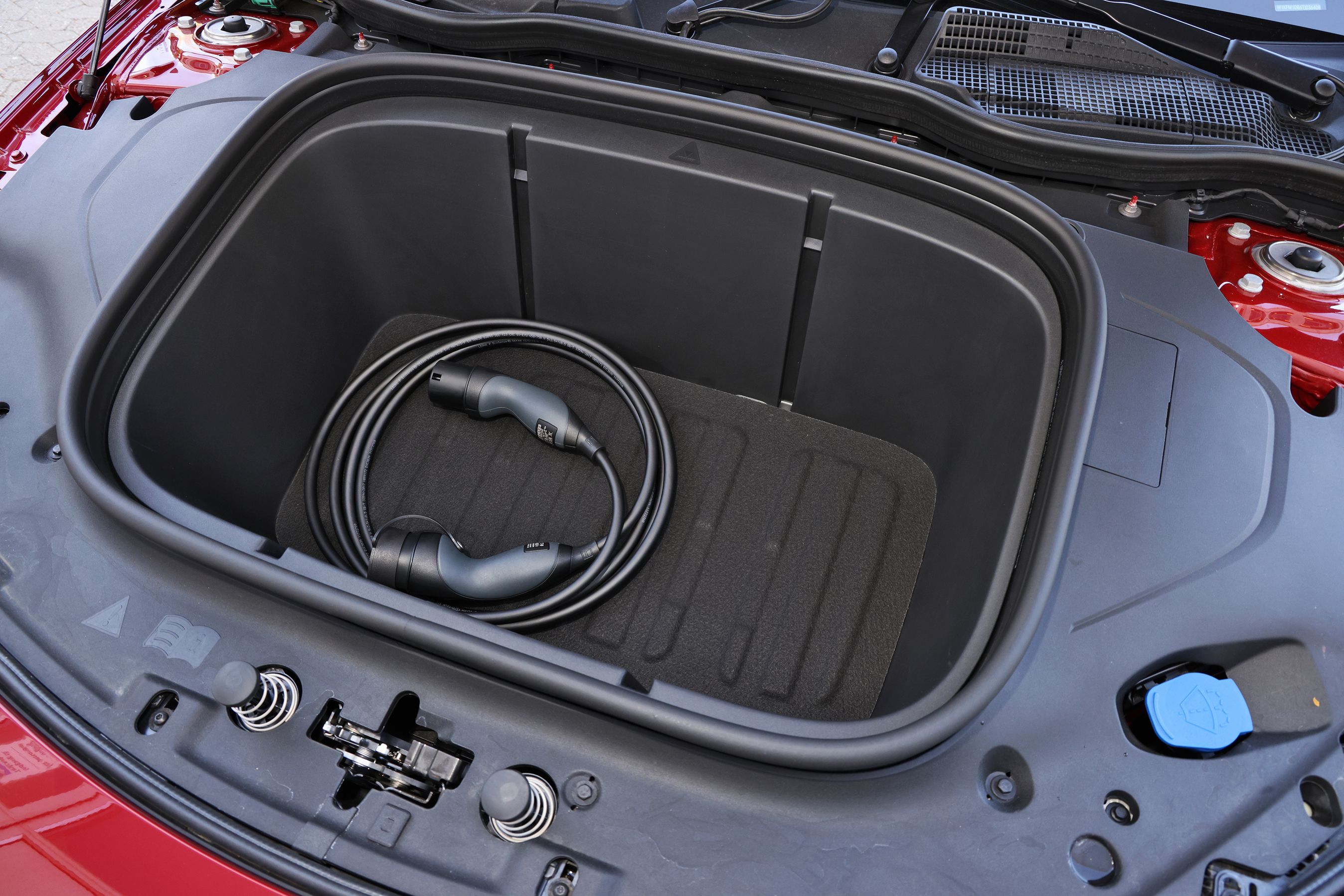 Frunk med ladekabel i en Mercedes-Benz CLA Shooting Brake