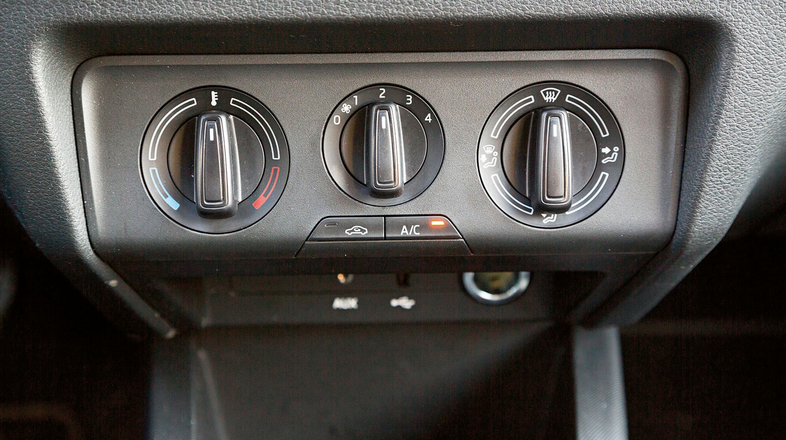 Varme- og ventilationsanlægget er let at betjene, men det er lavt placeret og med for små symboler.