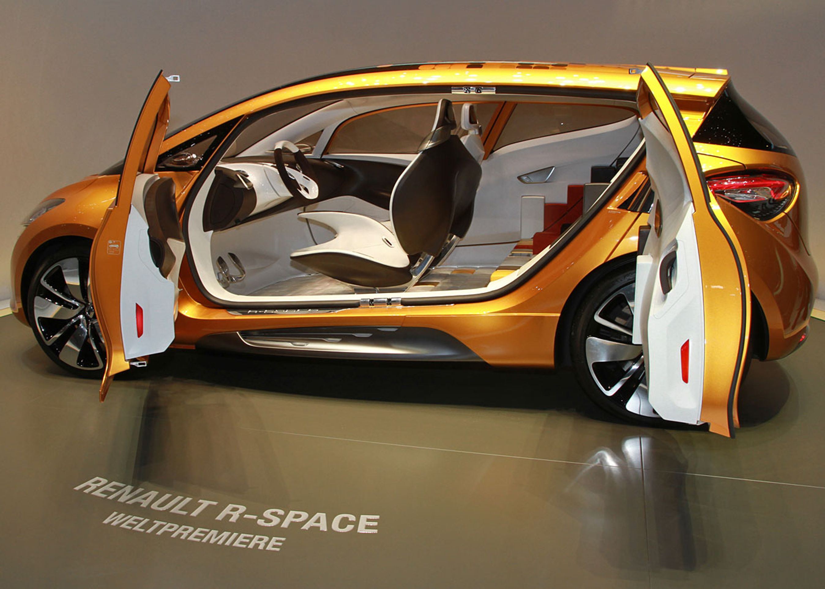 Der er god plads i den meget brede konceptbil. Disse døre er kun til show-brug - de gør det lettere at se ind i bilens indre.