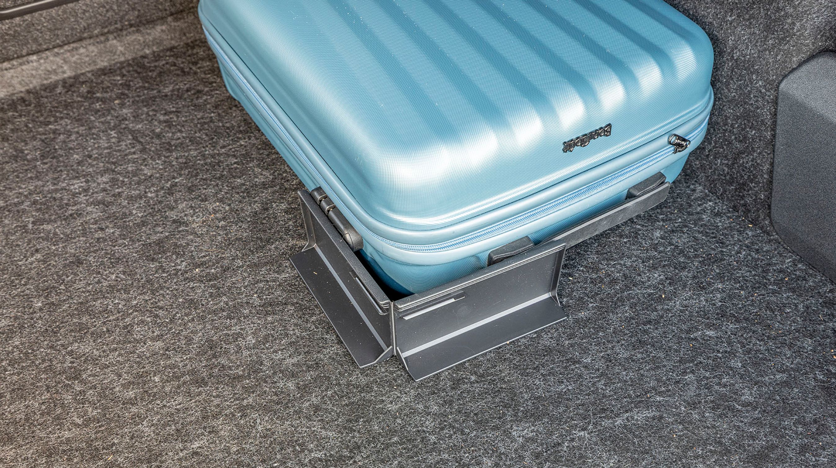 Skoda har mange sjove detaljer, en af dem er deres ”pizzabakke” holder, som her er demonstreret med en kuffert. Det sikrer at lasten ikke rutsjer rundt i bagagerummet. 