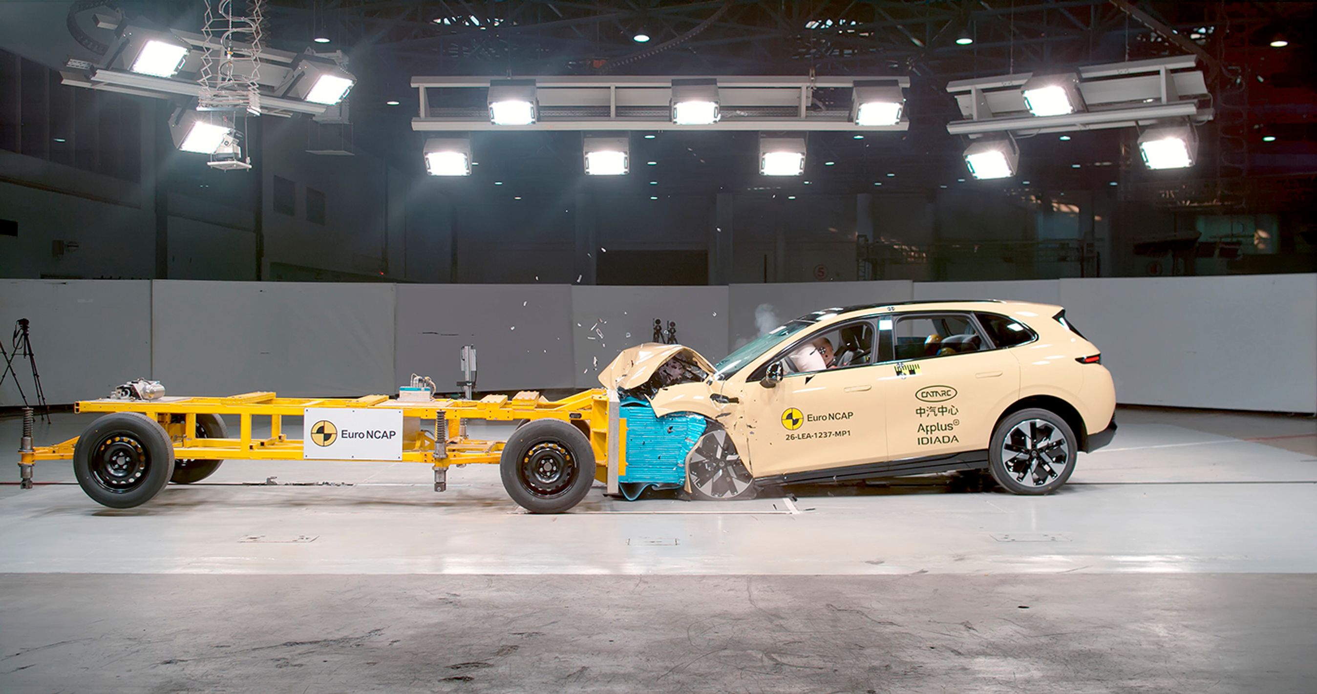 Crashtest af gul bil