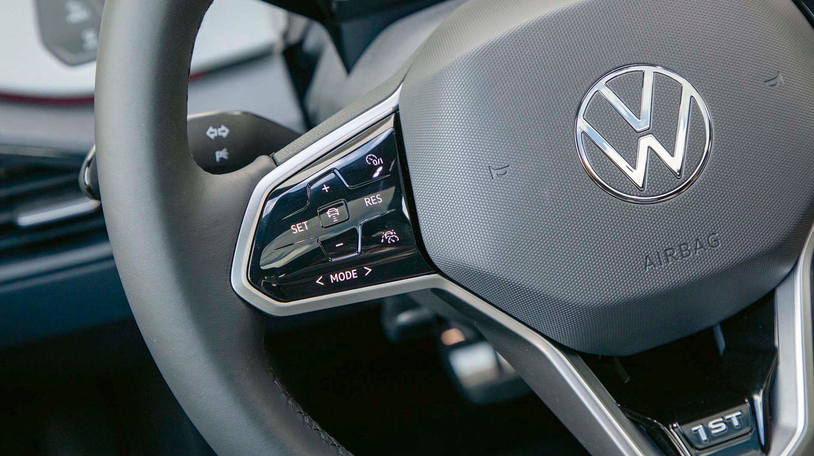 Adaptiv fartpilot er standard. Travel Assist, der holder bilen i sporet, er desværre forbeholdt de to dyreste udgaver.