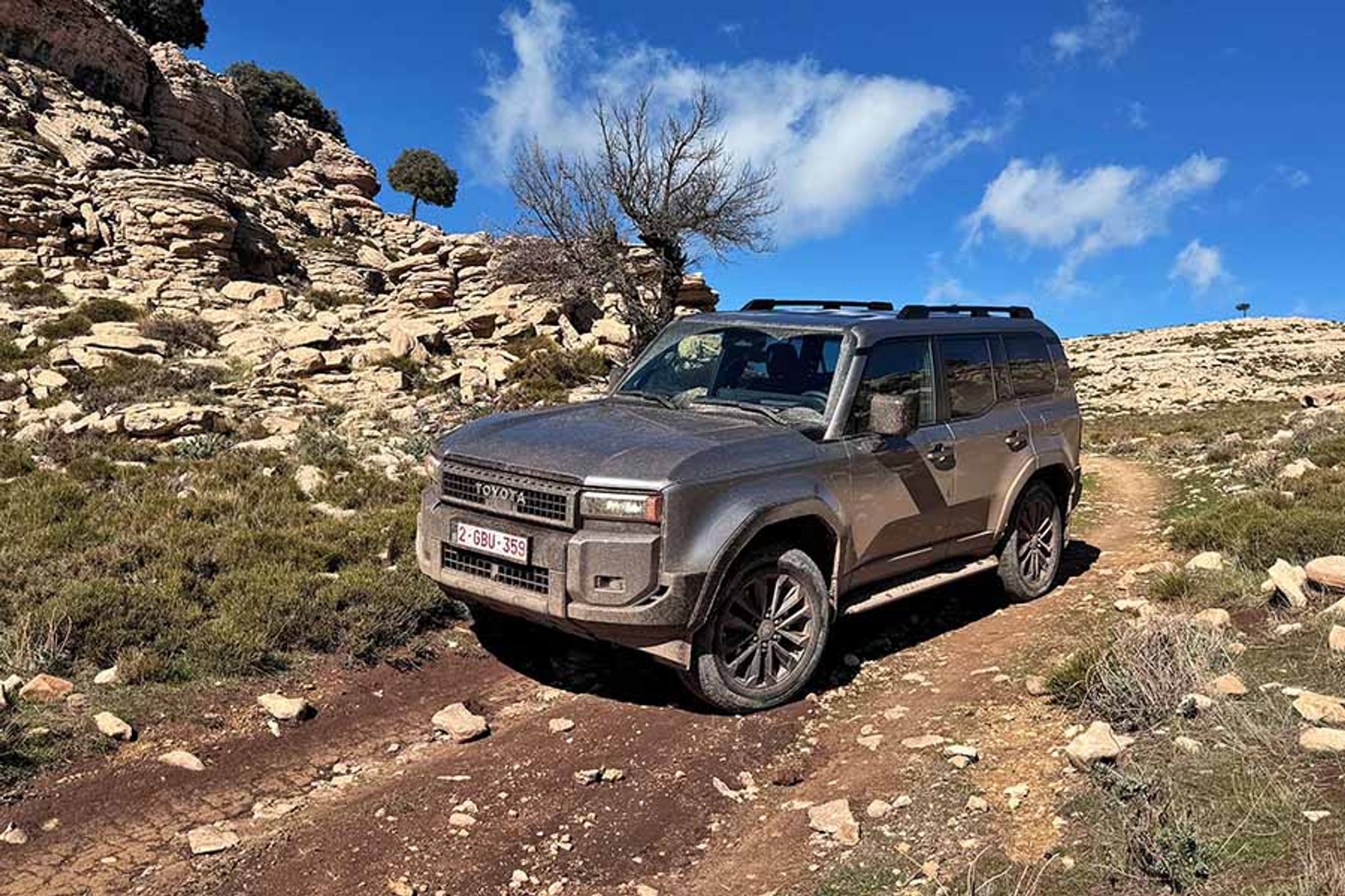 Toyota Land Cruiser 250 har fået et meget mere rent design end forgængeren. De meget kantede linjer passer godt til offroad-bamsen. Land Cruiseren er en formidabel rejsevogn på dårlige veje. Komfortniveauet er højt.