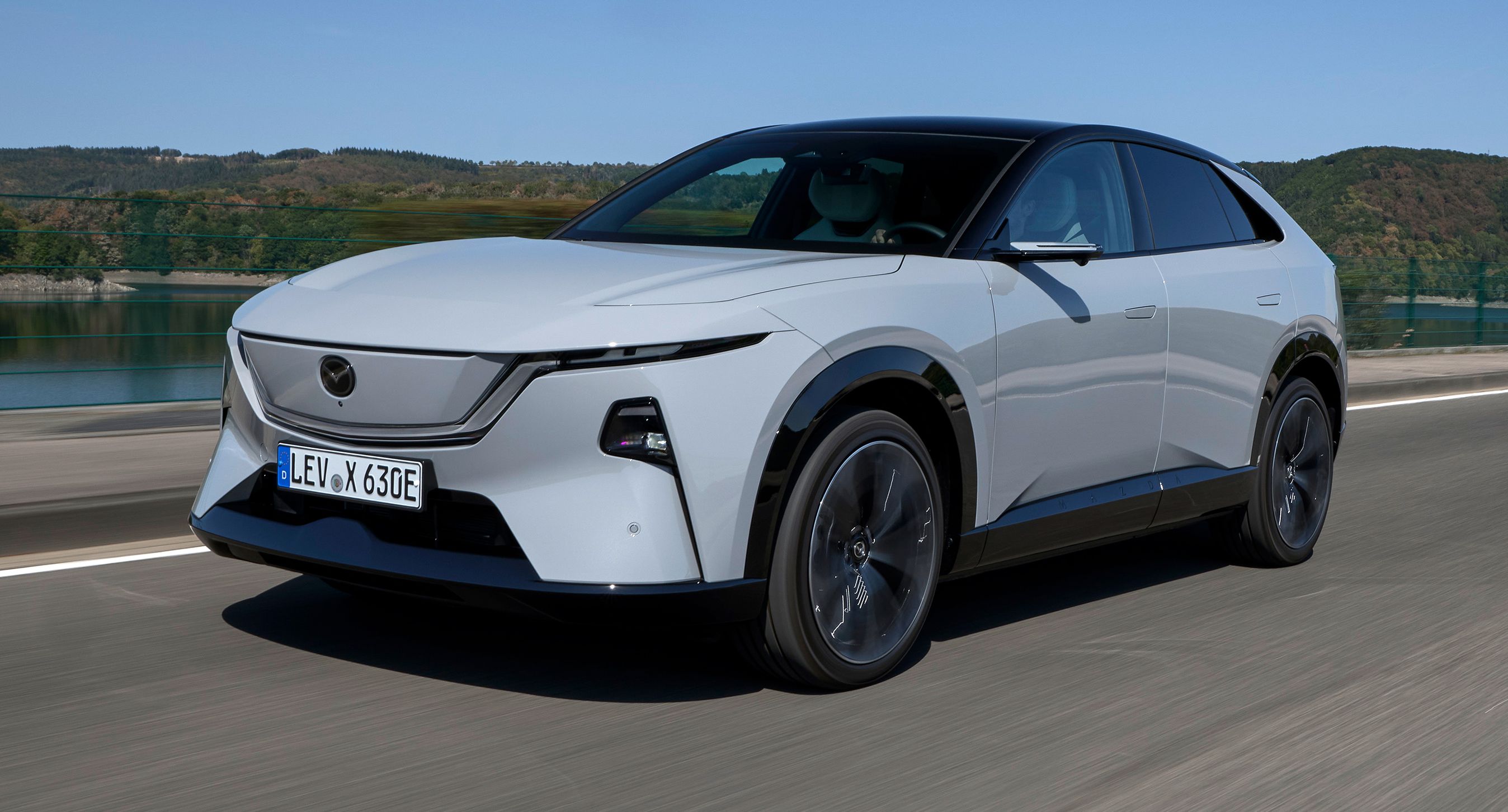 Lys Mazda CX-6e kørende på landevej.