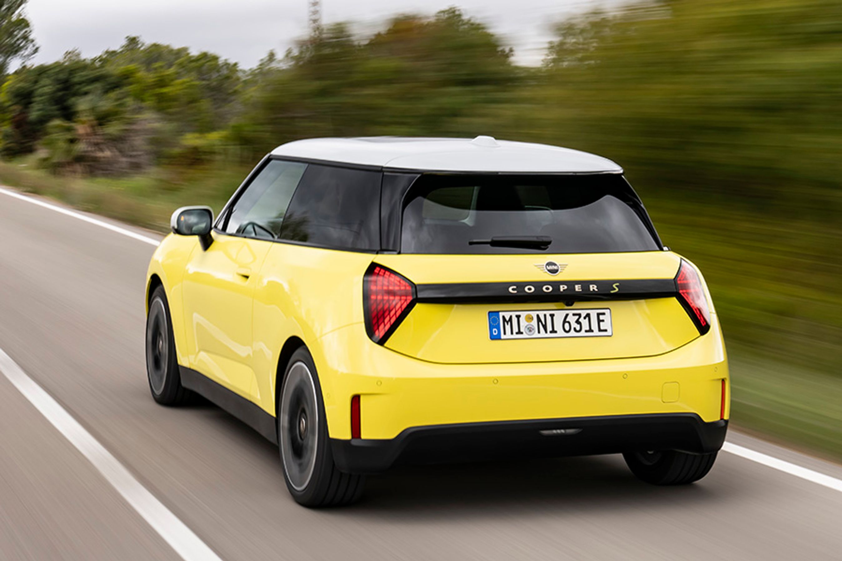Bagfra er designfornyelsen markant. De helt nye lygter er med til at gøre Cooper særdeles bred rent visuelt.