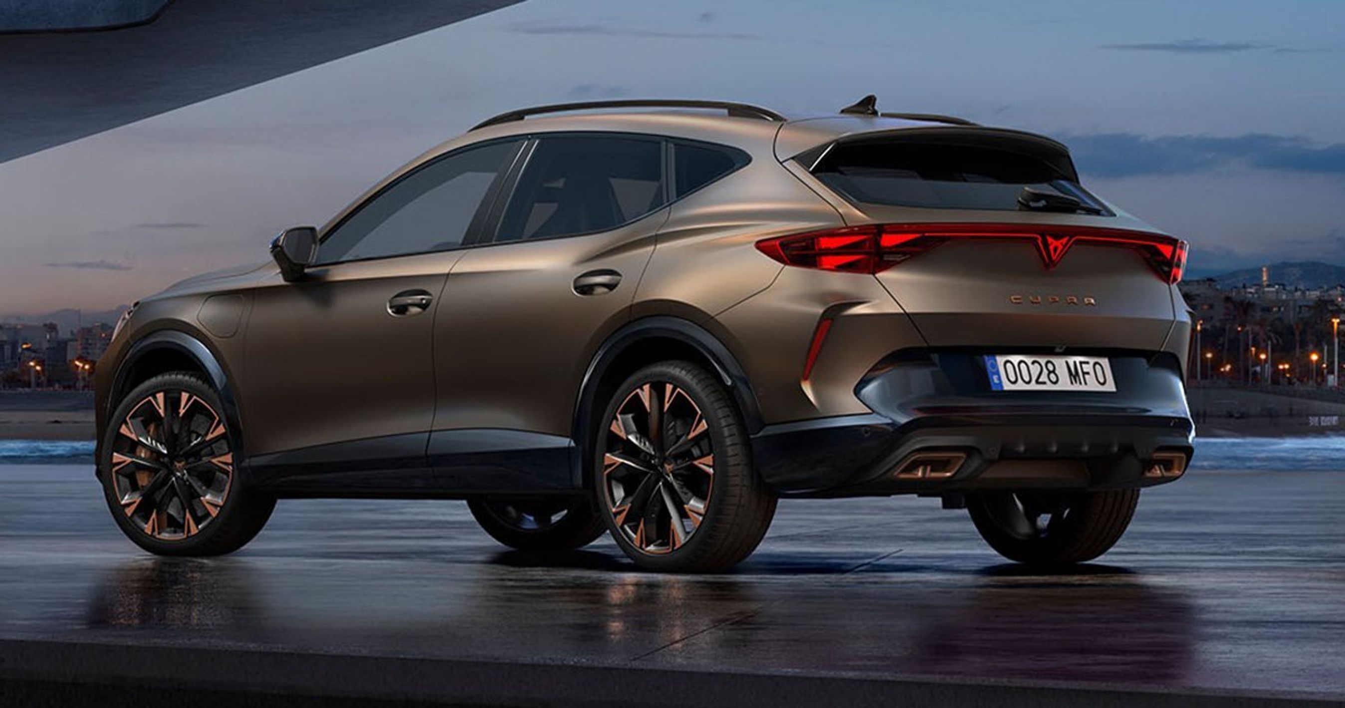 Cupra Formentor set skråt bagfra. på studiebillede.