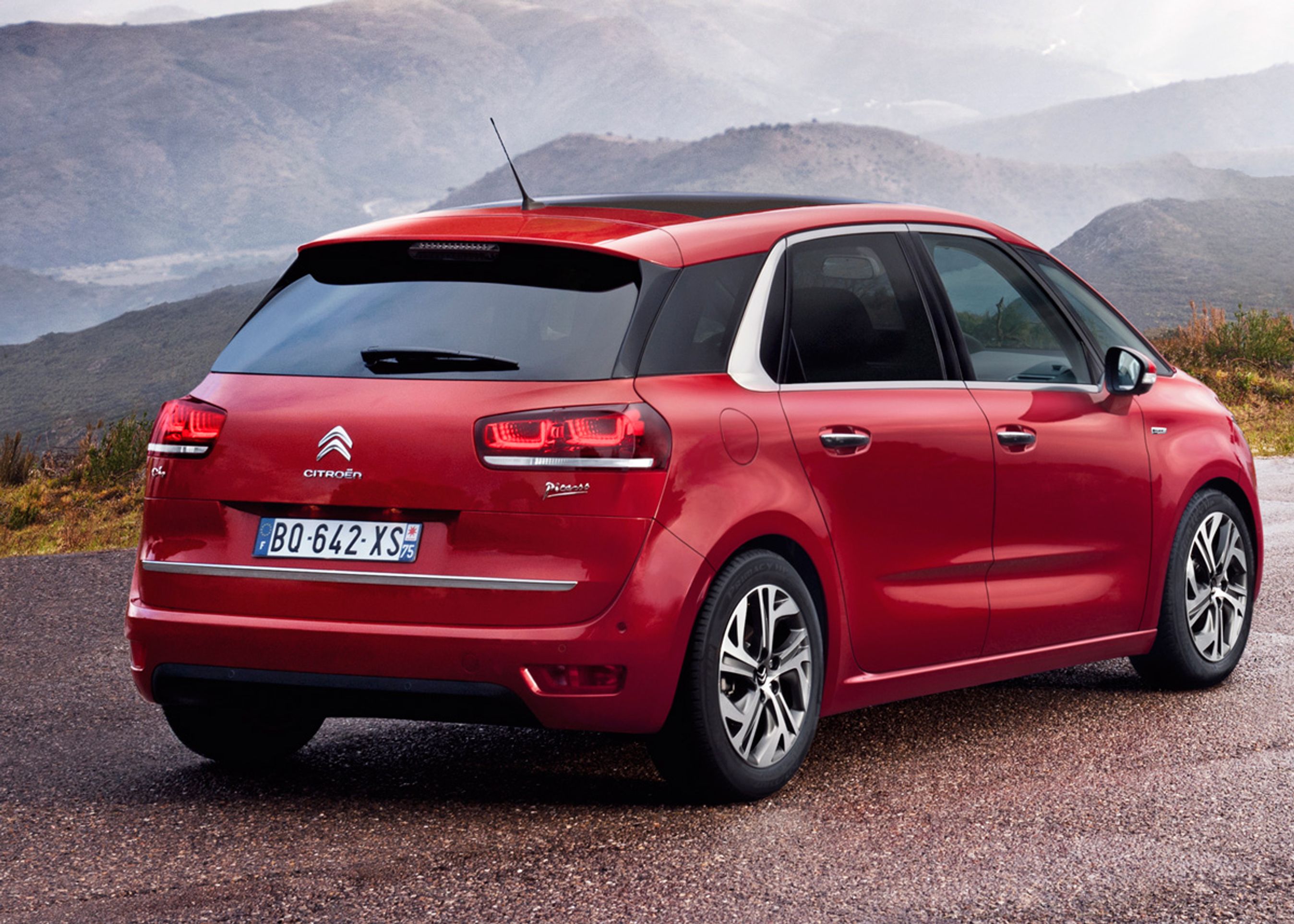 Citroën C4 Picasso har fastholdt visse af forgængerens linjer, men er blevet markant mere moderne at se på. Længden og bredden er omtrent den samme som før, men akselafstanden er øget betydeligt.