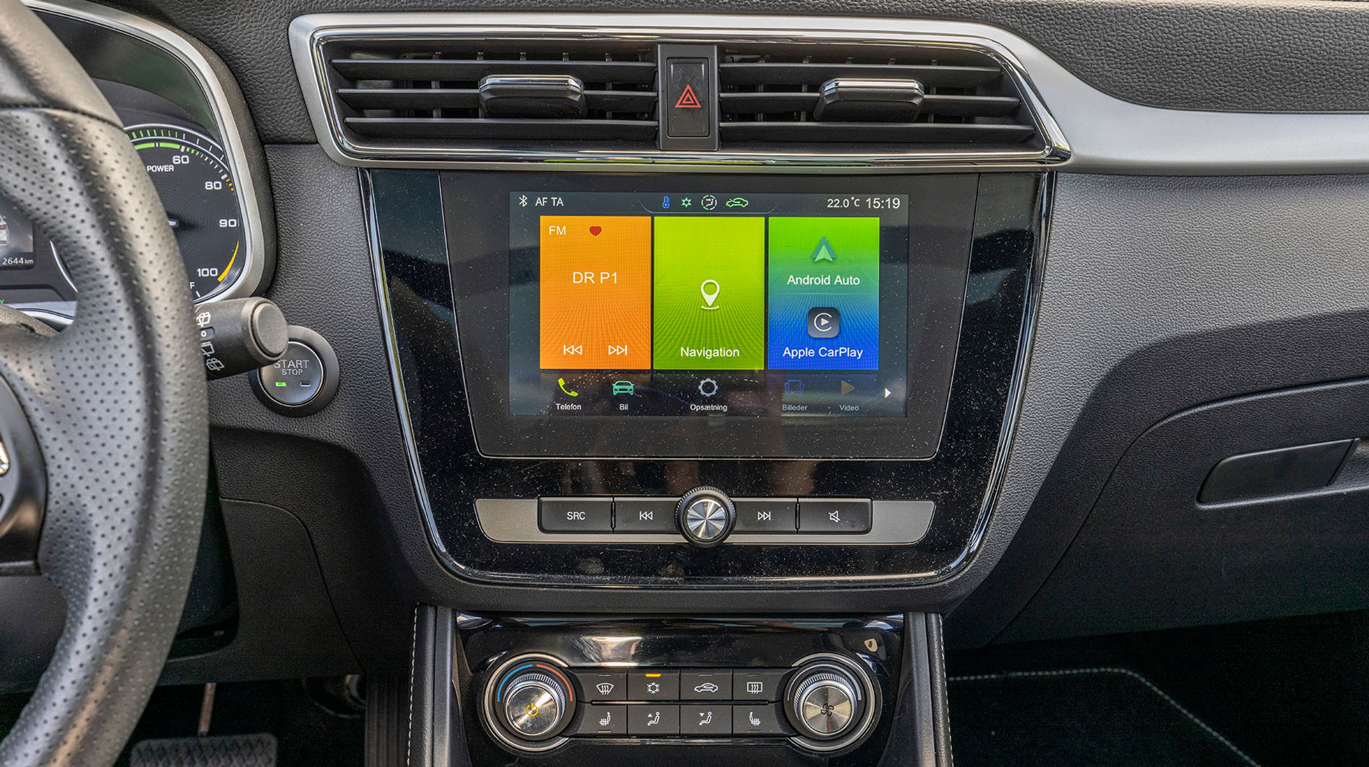 Der er både indbygget navigationsanlæg og mulighed for at bruge Apple CarPlay og Android Auto. De sidstnævnte løsninger er klart at foretrække, for bilens styresystem til skærmen er uendelig langsomt.