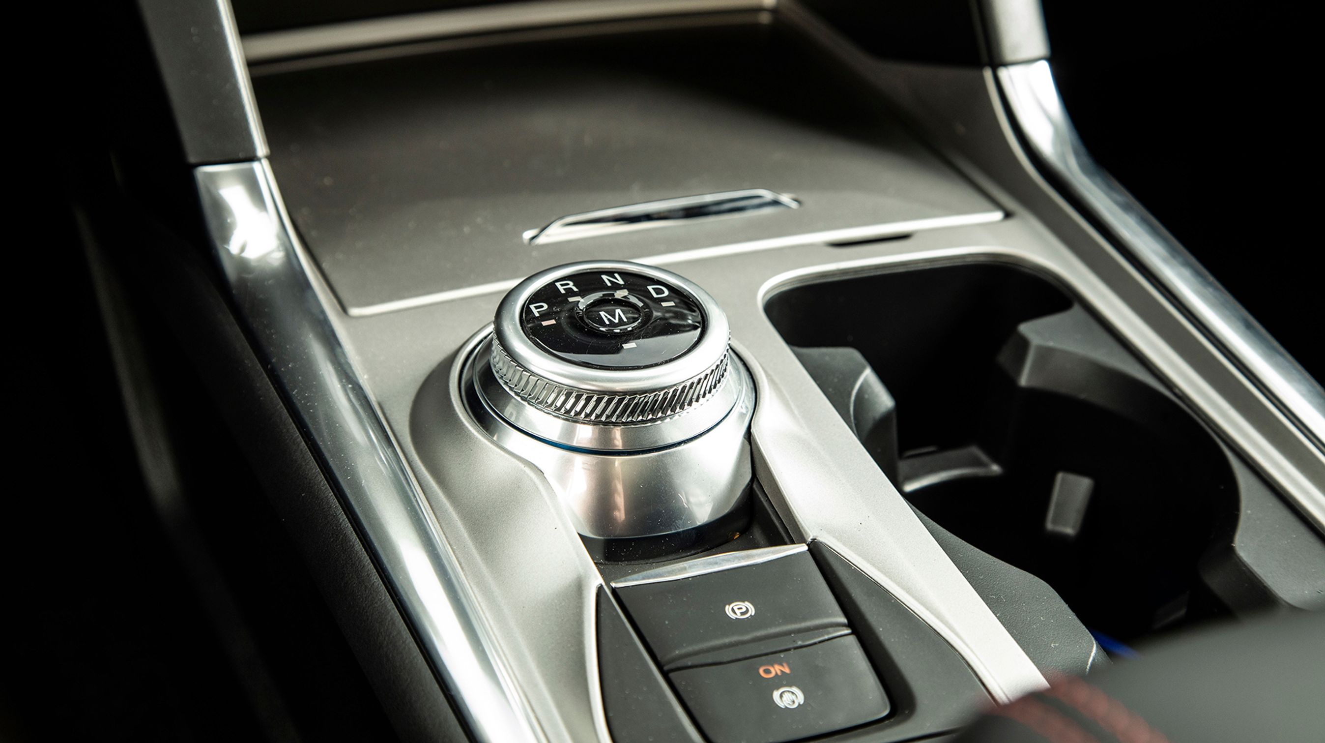 Automatgearkassen har 10 trin og styres fra denne drejeknap, der er placeret mellem forsæderne.