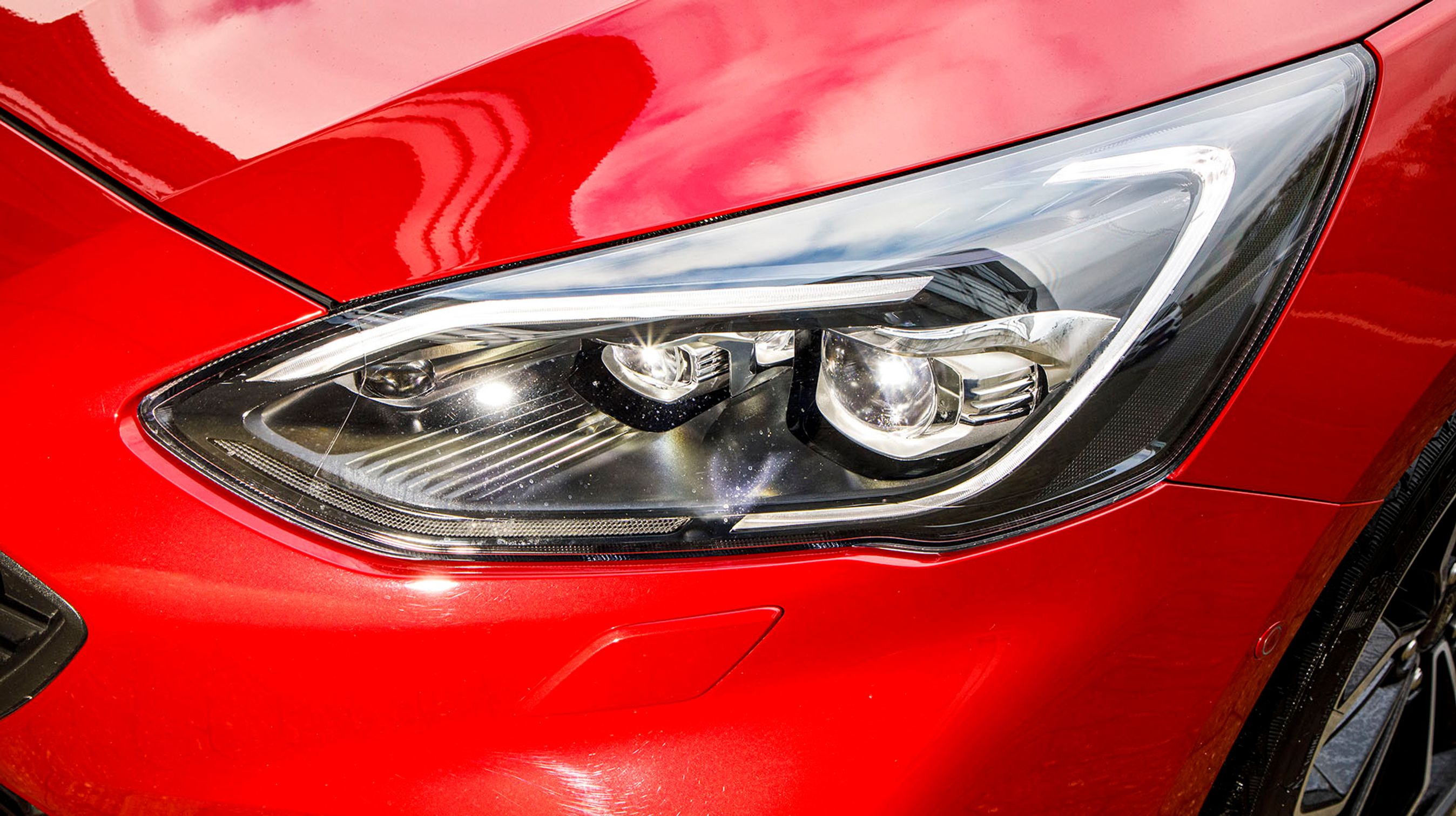 Automatisk op- og nedblænding følger med, hvis man tilkøber teknologipakken til godt 5.000 kr., som også omfatter en adaptiv fartpilot. Det må man ikke spare væk.