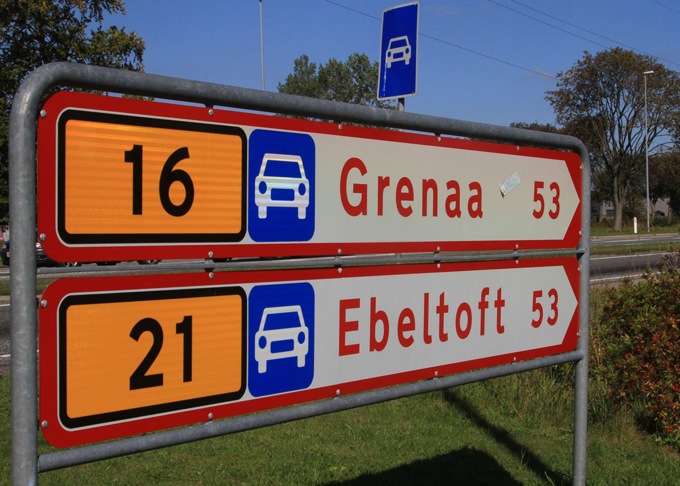 Motortrafikvejen indgår i rute 16 og 21 mellem Randers og henholdsvis Grenaa og Ebeltoft. I den østlige ende er vejen koblet direkte på motorvej E45.