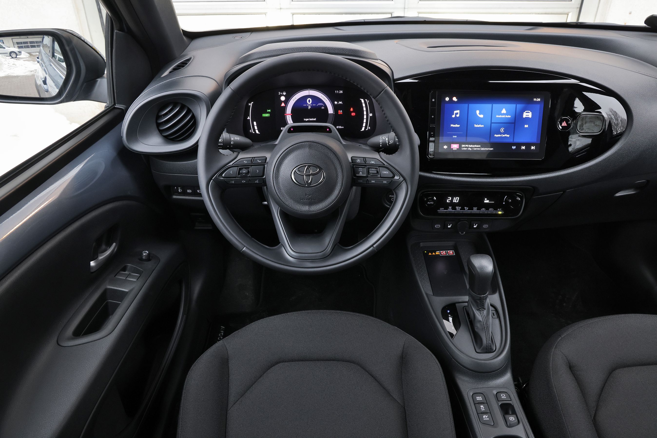 Førerpladsen i en Toyota Aygo X