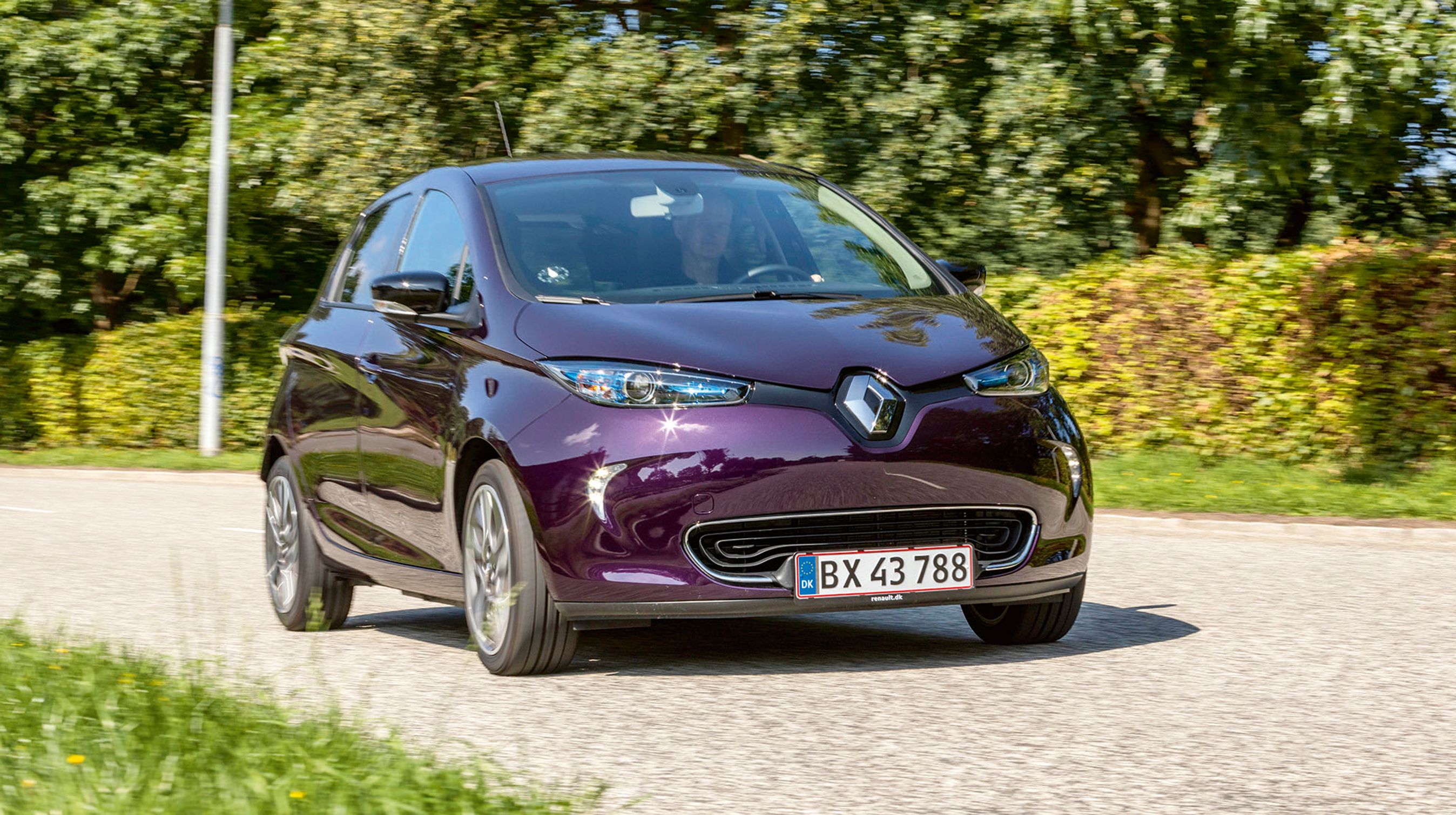 Der er LED-kørelys, men det er ikke nyeste lysteknologi. Renault-logoet gemmer på ladestikket, og det er en praktisk placering, når der skal lades ude i byen.