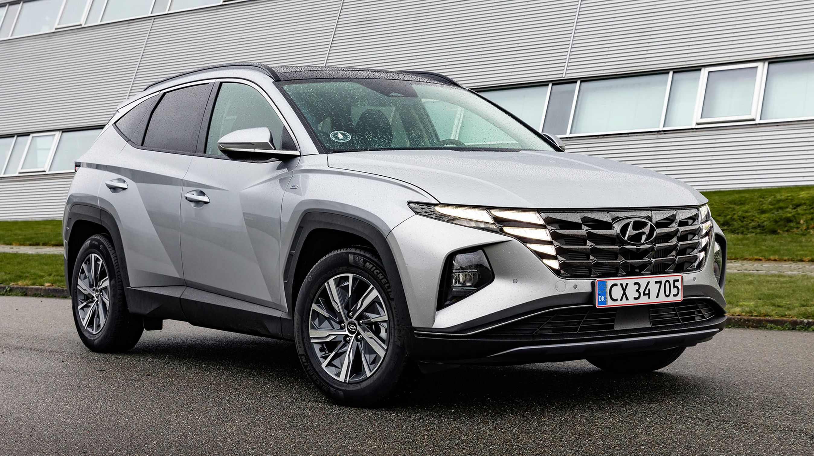 Der er plast-skærmkanter langs kanten af hjulkasserne, der har fået en typisk kantet form, som er med til at give Tucson karakter.