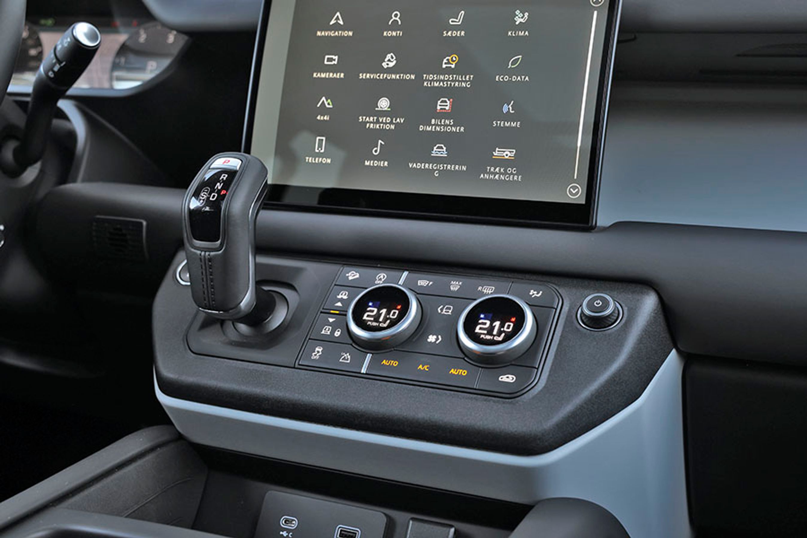 Gearstangen er placeret under skærmen sammen med betjeningselementerne til klimaanlægget. 