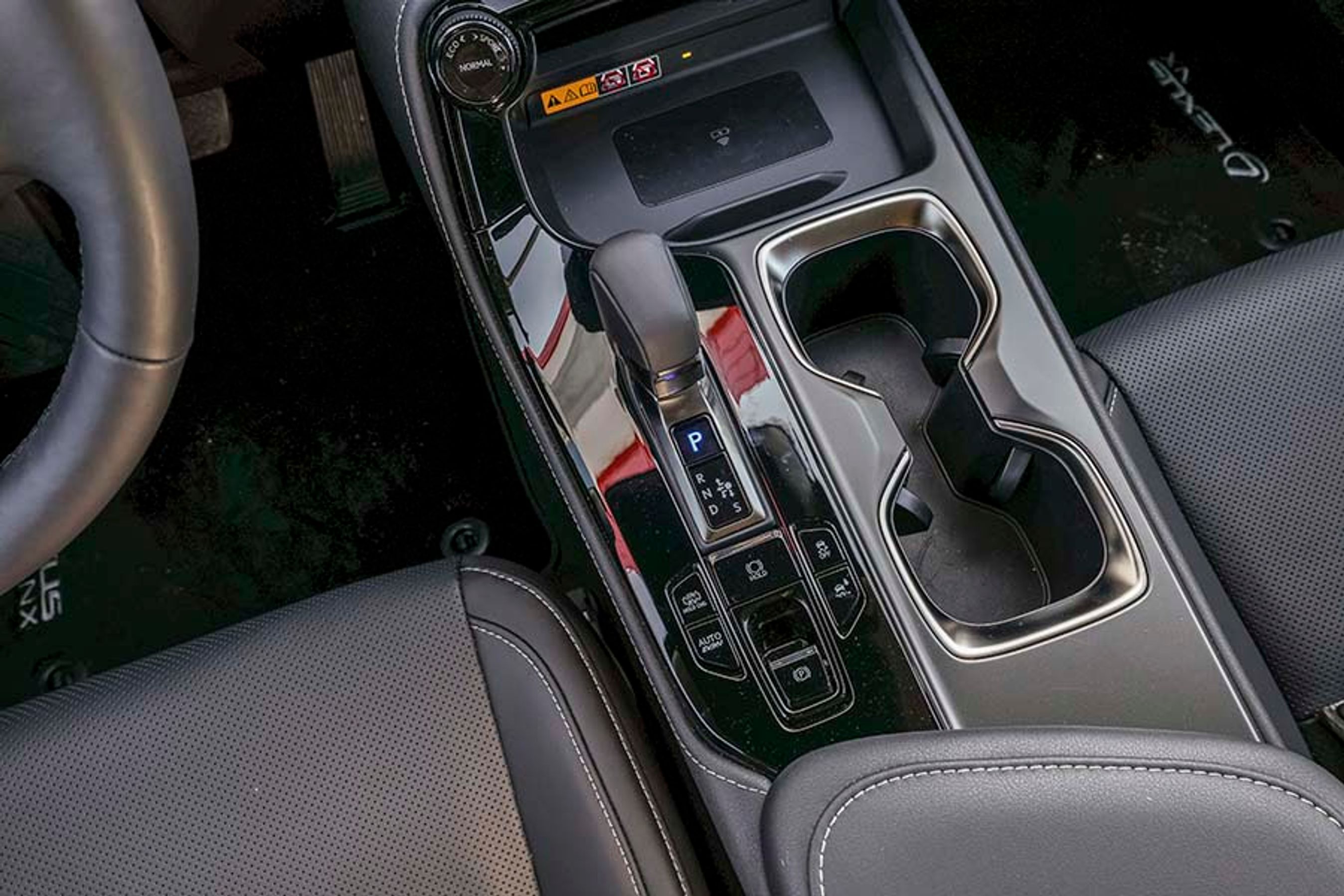 Gearvælgeren er håndrigtigt placeret og lystrer med det samme. Den går selv i P, når man åbner døren, eller når man slukker bilen.