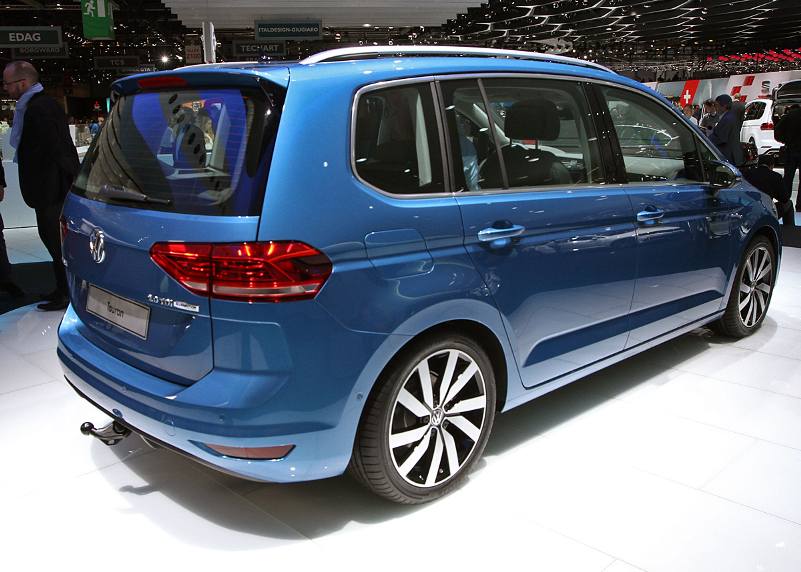 Touran er blevet knap en cm lavere, men er stadig meget kasseformet.