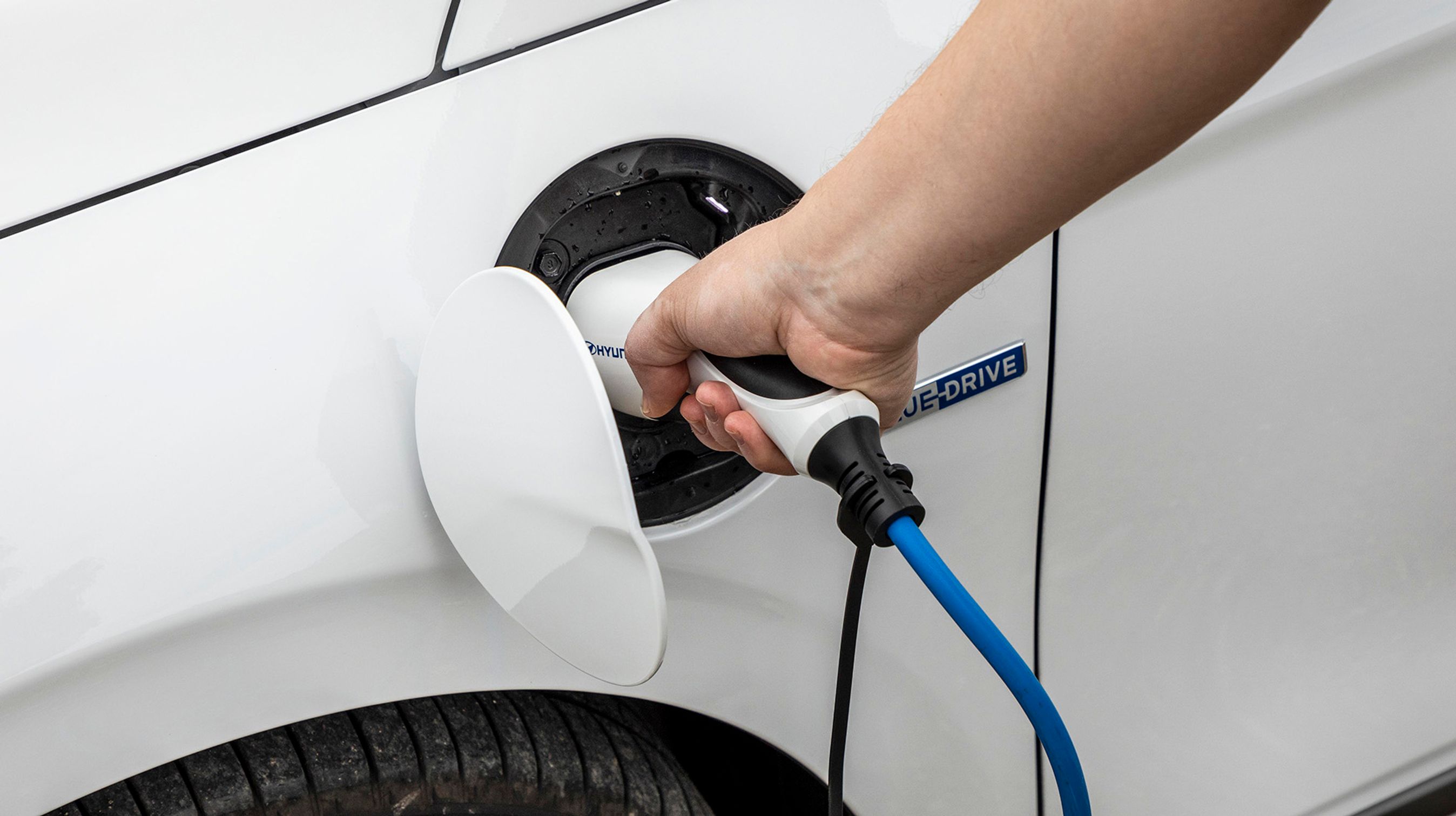 Et ladestik foran førerdøren er en god placering. Ladestikket er et Type-2 stik, der passer til både hjemmeladere og de faste ladesteder langs vejene.