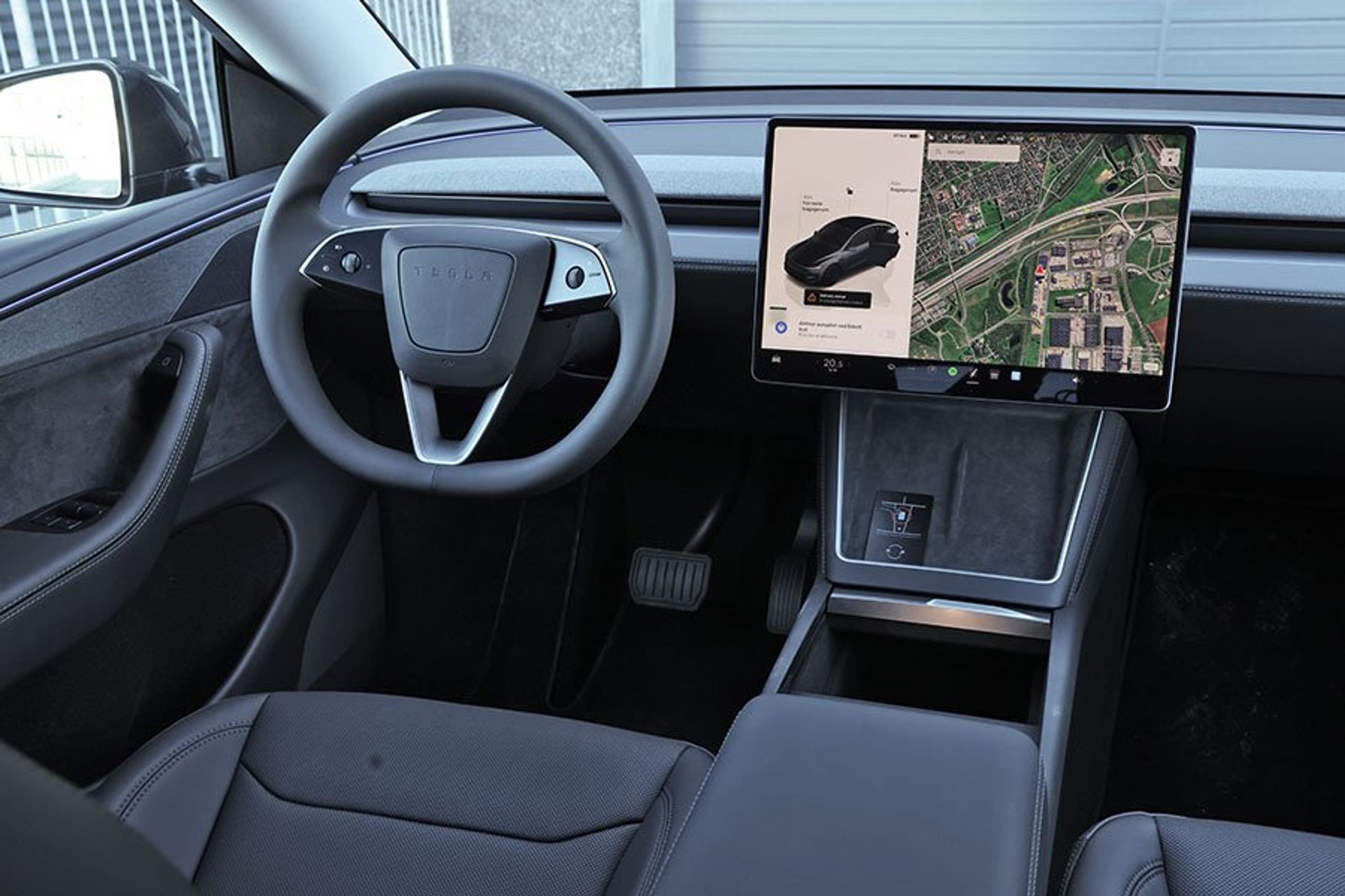 Førerpladsen i en Tesla Model Y