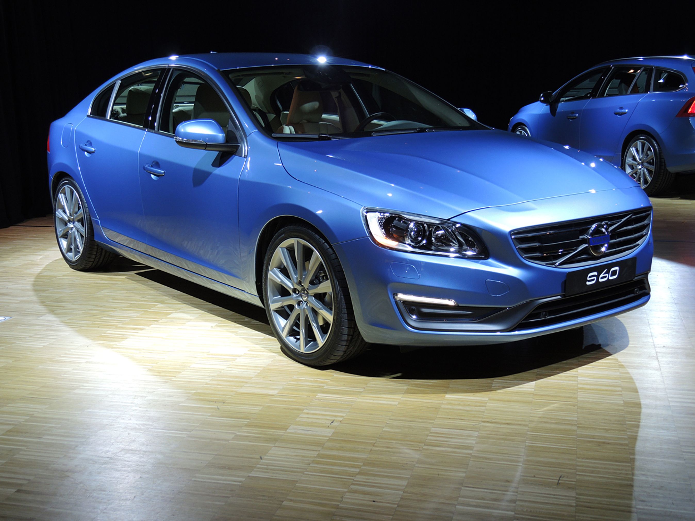 Volvo S60 og V60 er kun får år gammel. Alligevel er fronten ændret markant, så bilen fremstår mere potent og med klare linjer til de øvrige Volvo-modeller.