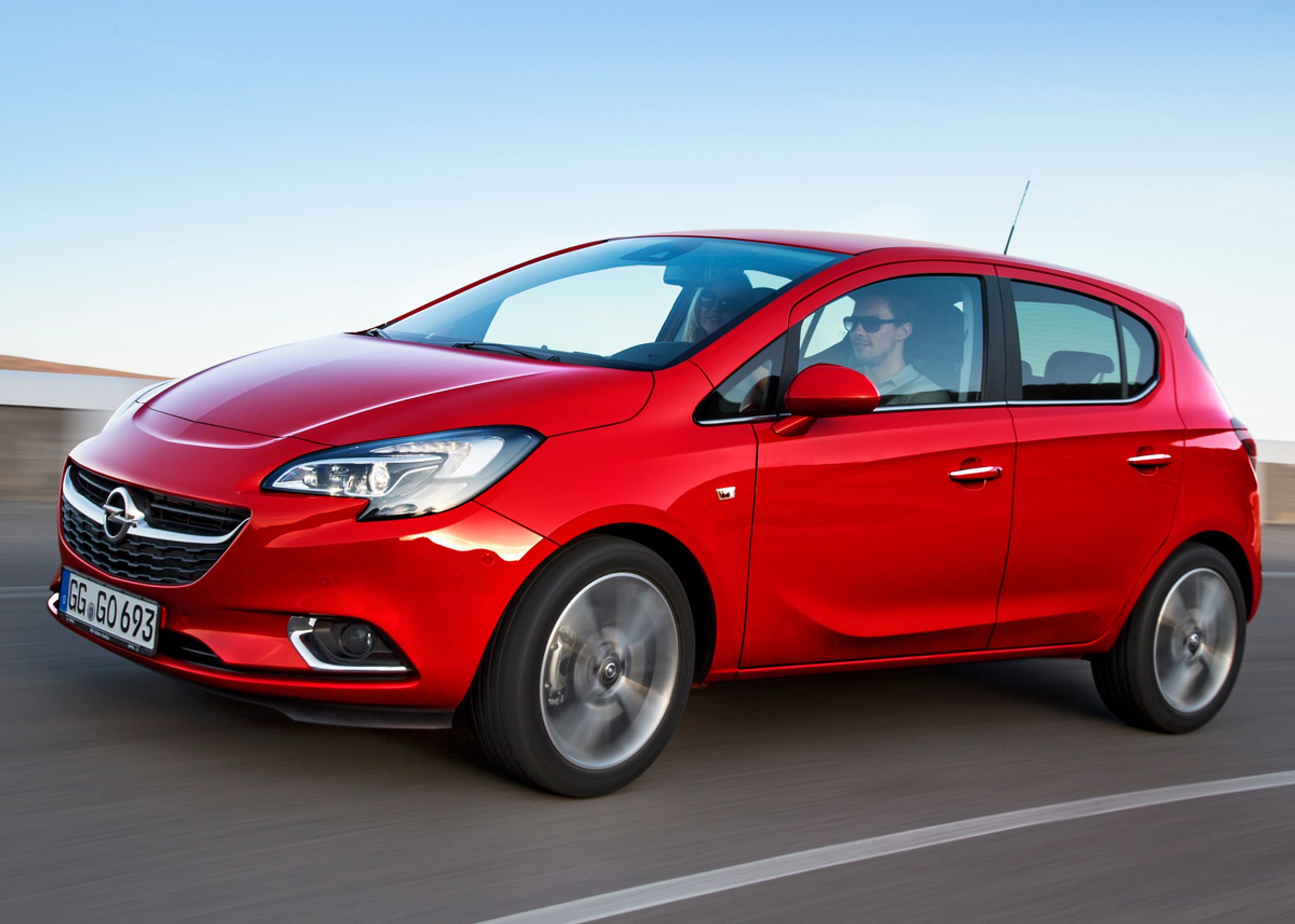 Opel Corsa i E-generationen får helt nyt karrosseri. Fronten ser ud til at være tydelig inspireret af Adam.