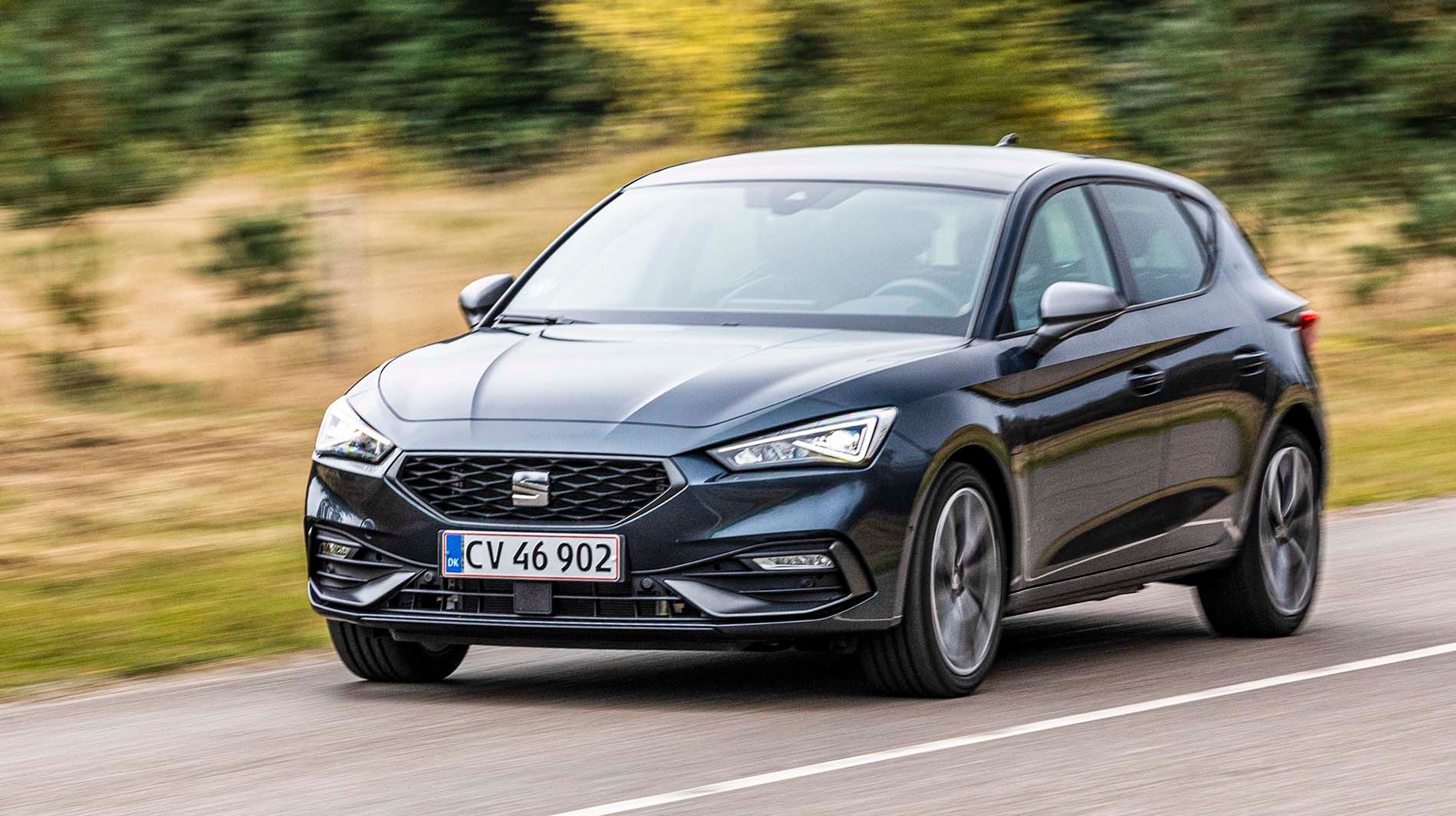 Seat Leon er spansk udgave af VW Golf. Designet er skarpt og dynamisk, men teknikken er ens i de to biler. Her er den testet i plugin-hybrid-udgaven. Plugin-hybrid-udgaven af Seat Leon fås kun som FR-udstyrsversion. Det betyder en Sporty front og 17-tommers fælge. Full LED-forlygter koster 15.210 kr. ekstra.