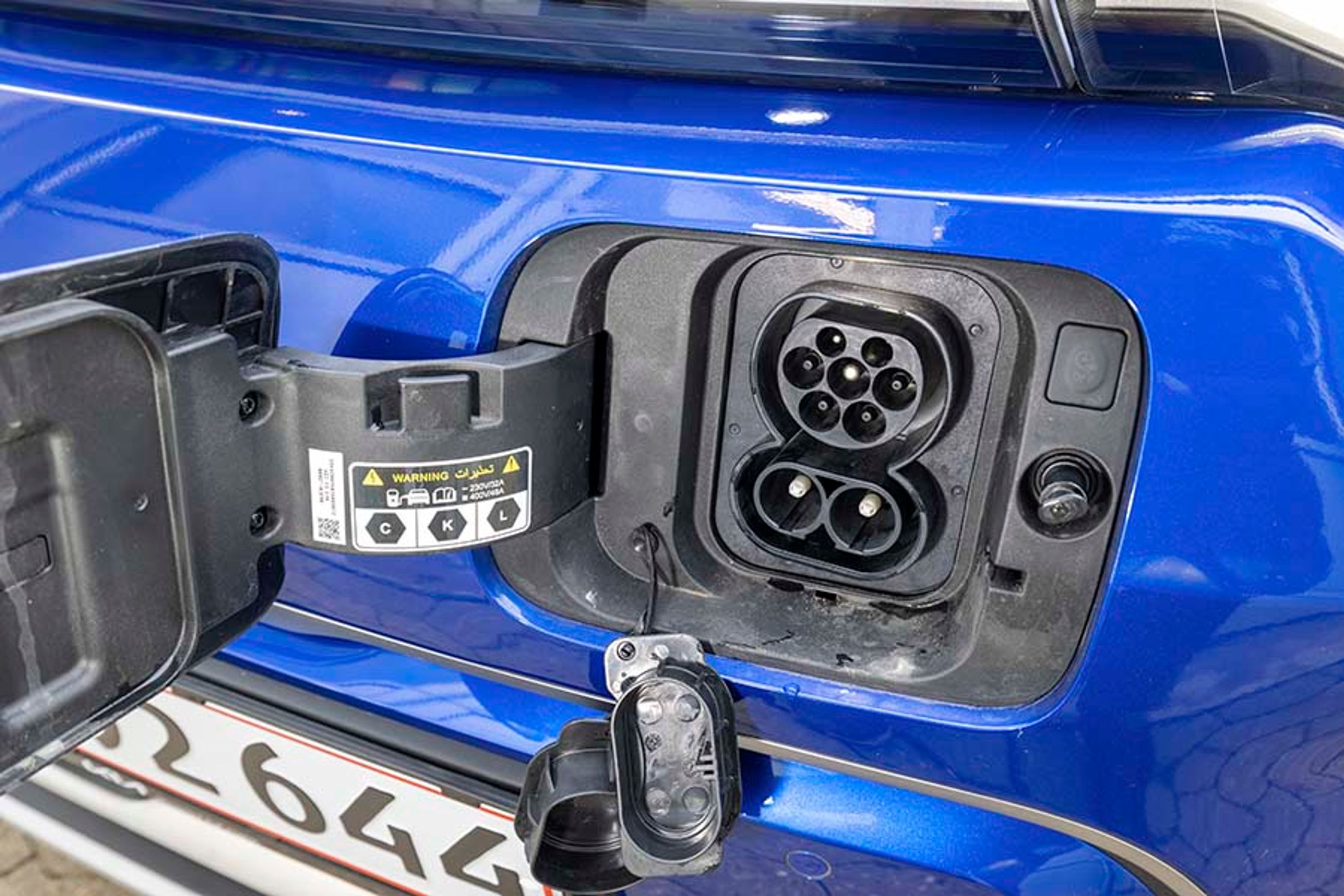 Ladeporten er placeret i fronten, og indeholder et Type-2-stik, der bruges ved hjemmeladning med op til 11 kW over tre faser, samt et Combo-stik, der bruges til hurtigladning (DC) på farten. Der kan man lade med op til 80 kW.