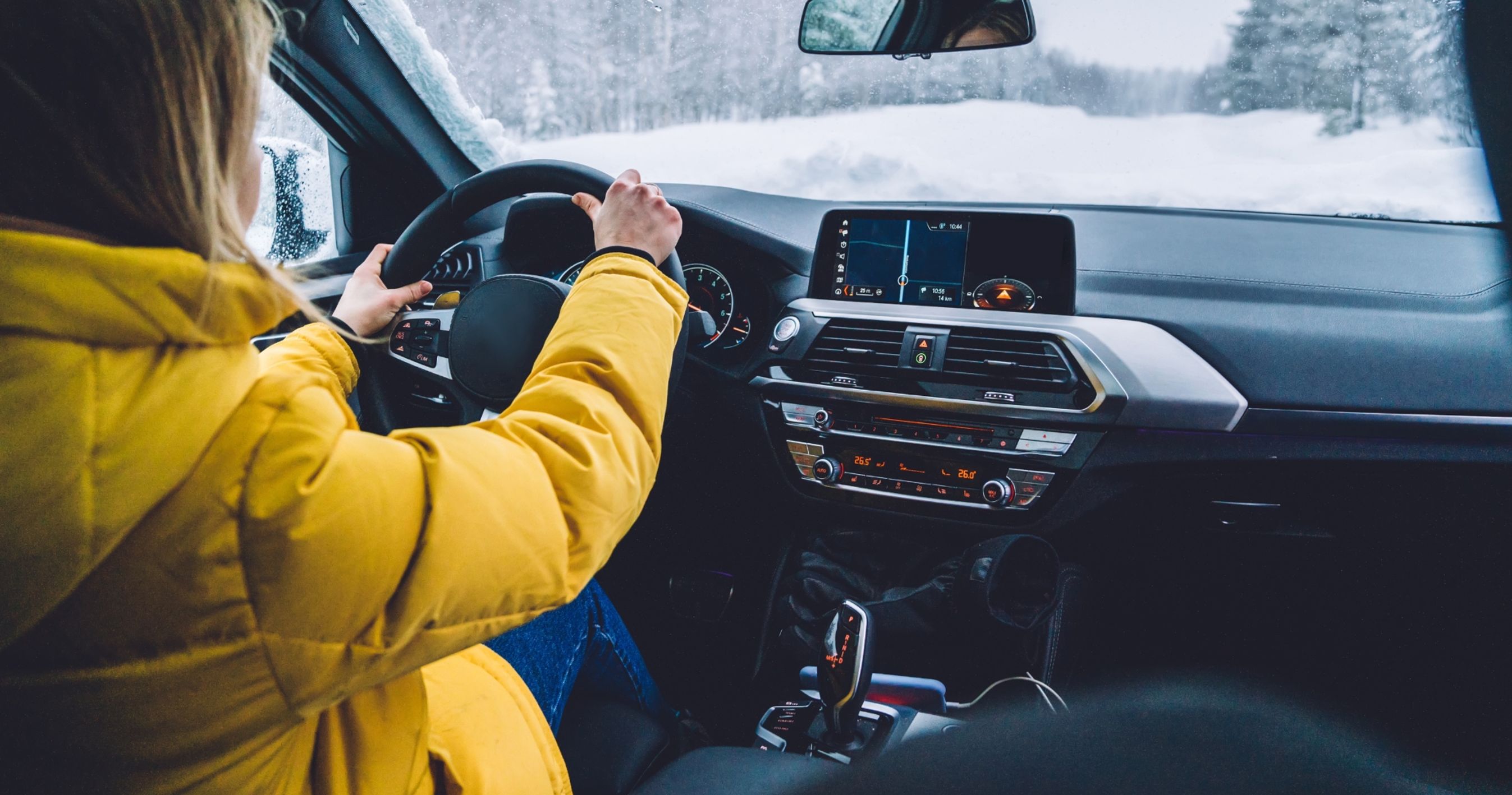 Bilist kører i vinterføre