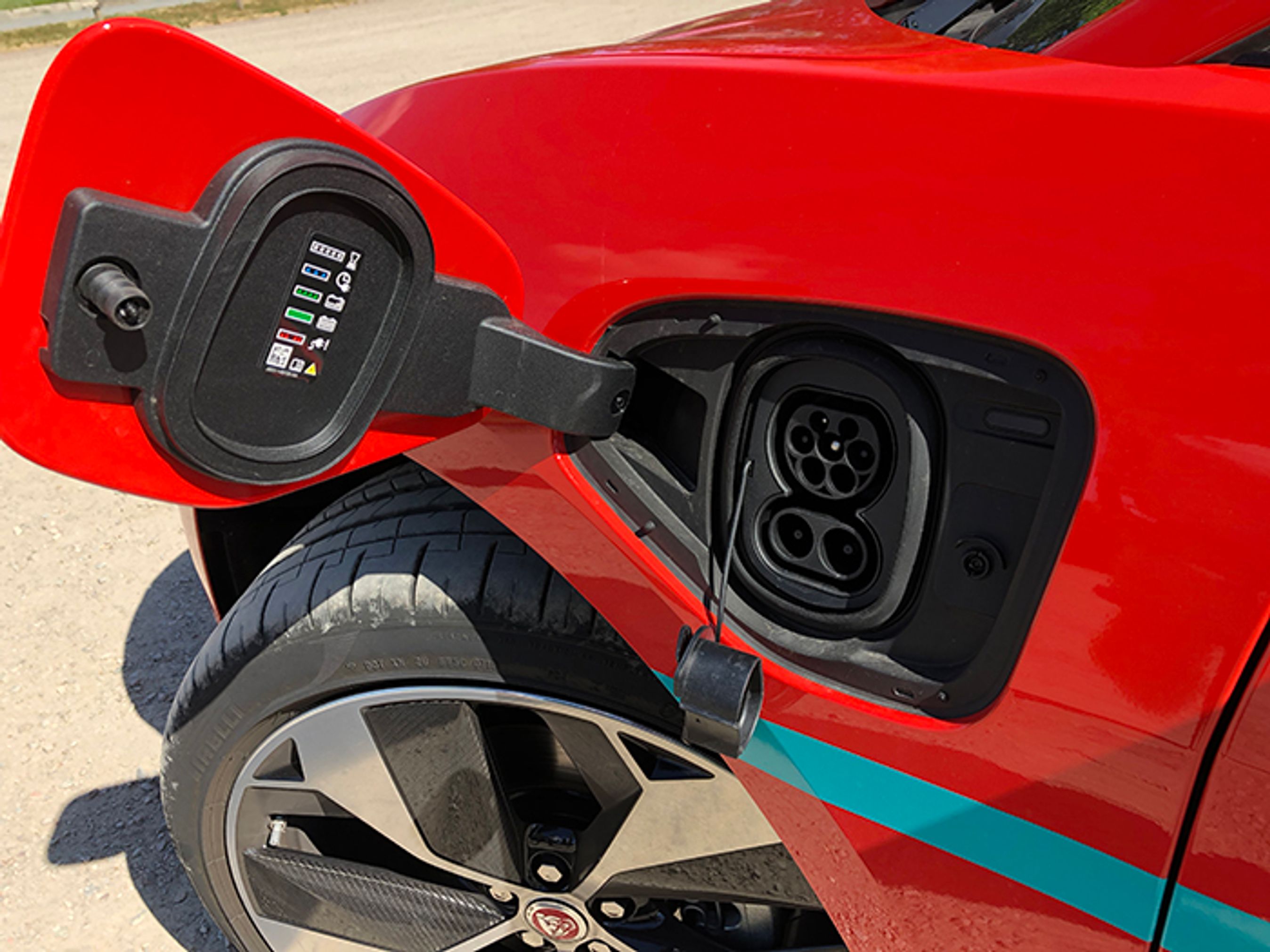 Bilen kan oplades med et type-2 Combo-stik. Det tager under en time med et lynlader, men op til 16 timer hjemme ved egen ladeboks.