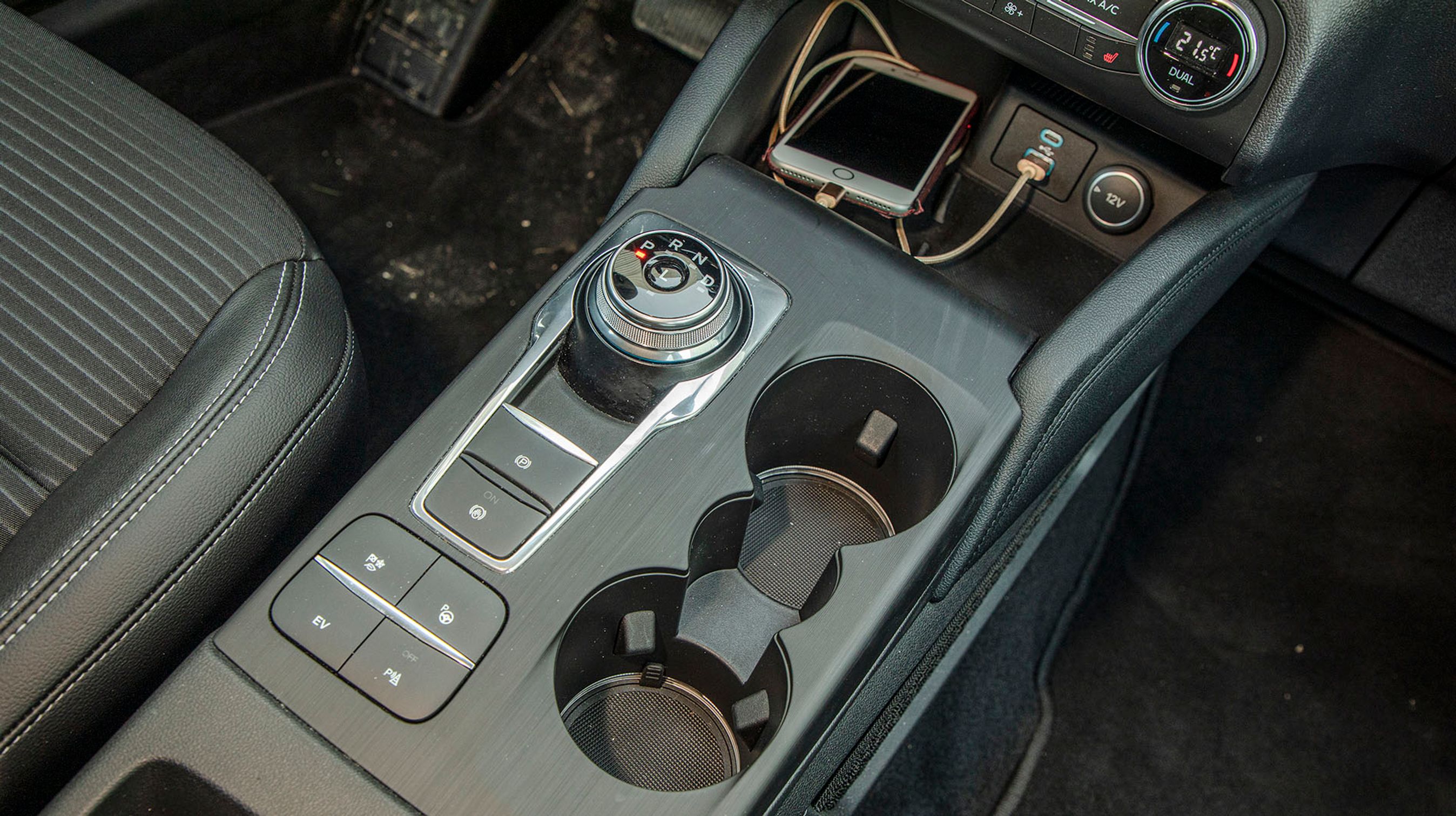 Gearvælgeren er udforemt som en drejeknap, hvor man let kan skifte mellem de forskellige indstillinger. Når man slukker motoren går den selv i P.