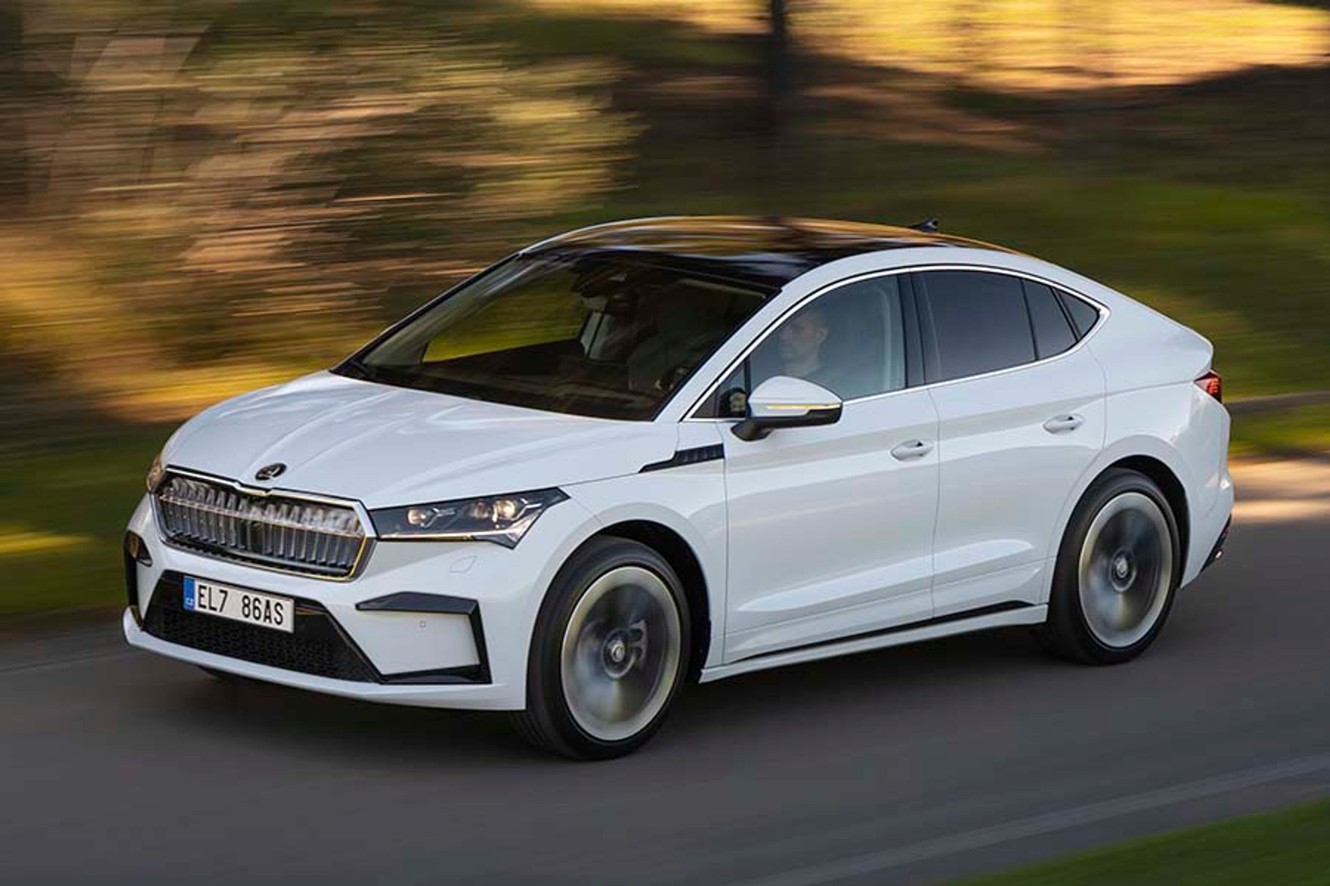 Nu kommer Skodas første fuldblods elbil i en ny karrosserivariant med skrånende bagende. Enyaq Coupé er navnet, og den er cirka 15.000 kr. dyrere end den traditionelle Enyaq SUV.