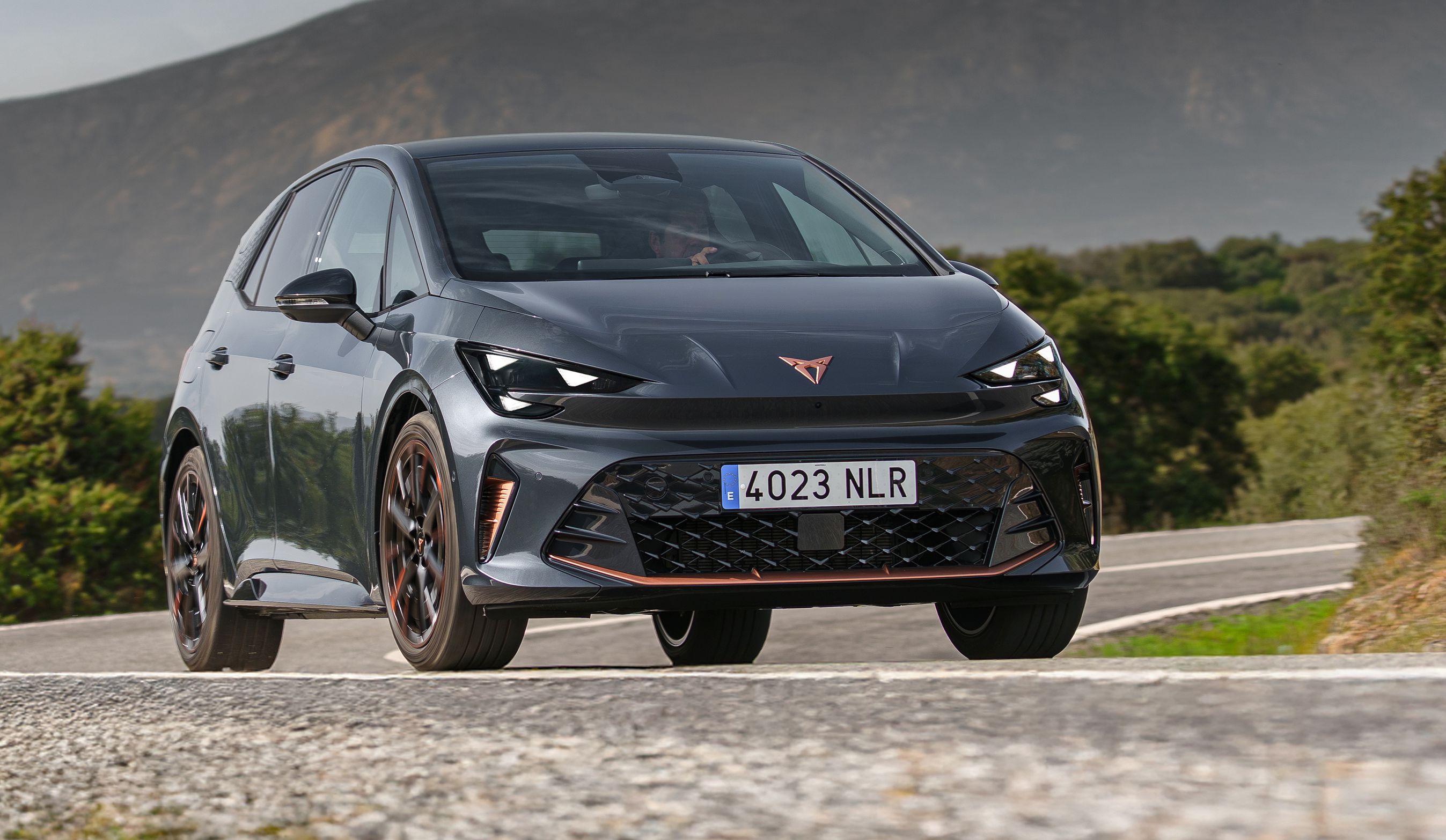 Cupra Born skråt forfra.