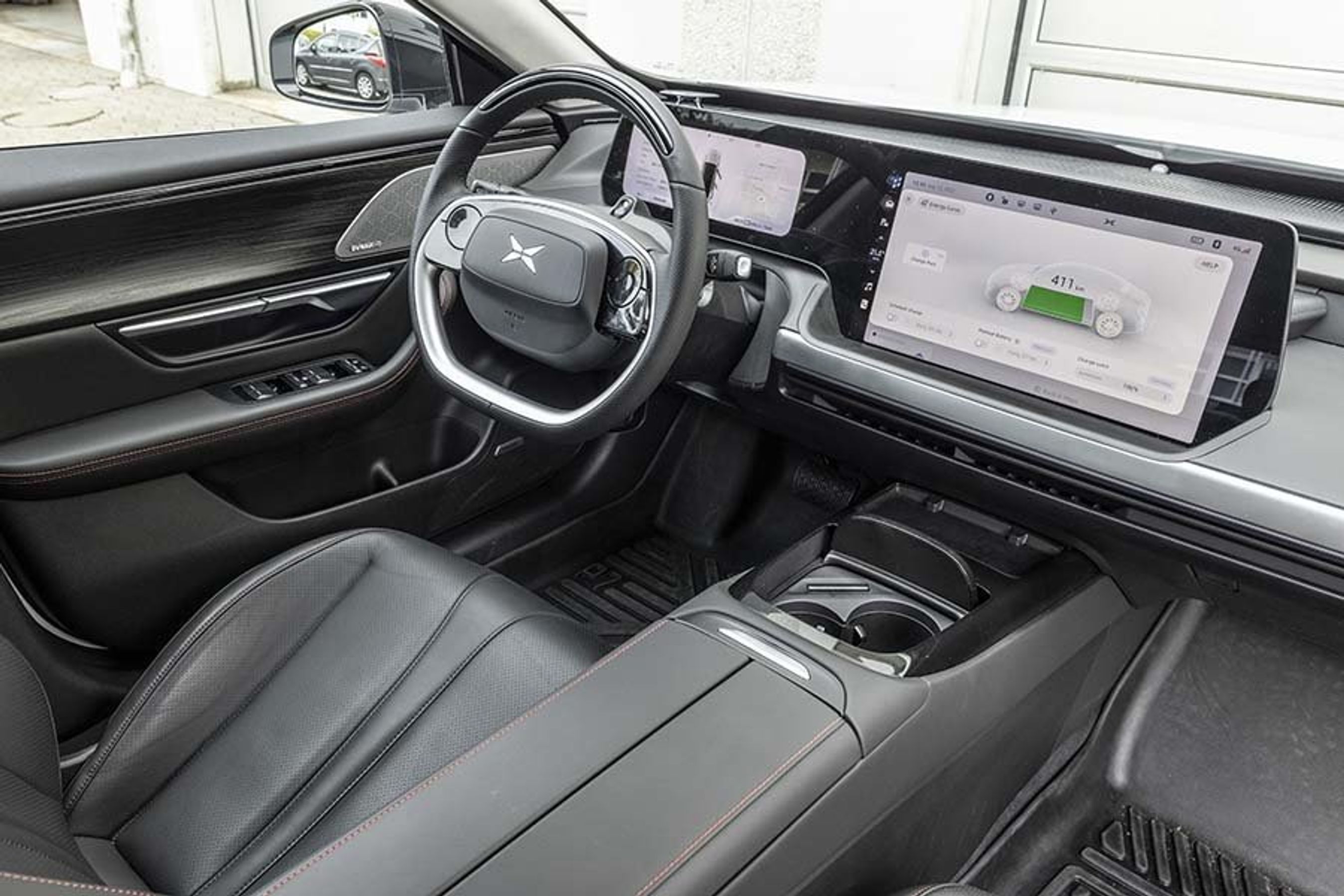 Førerpladsen er præget af det digitale instrumenthus og den store skærm til højre.