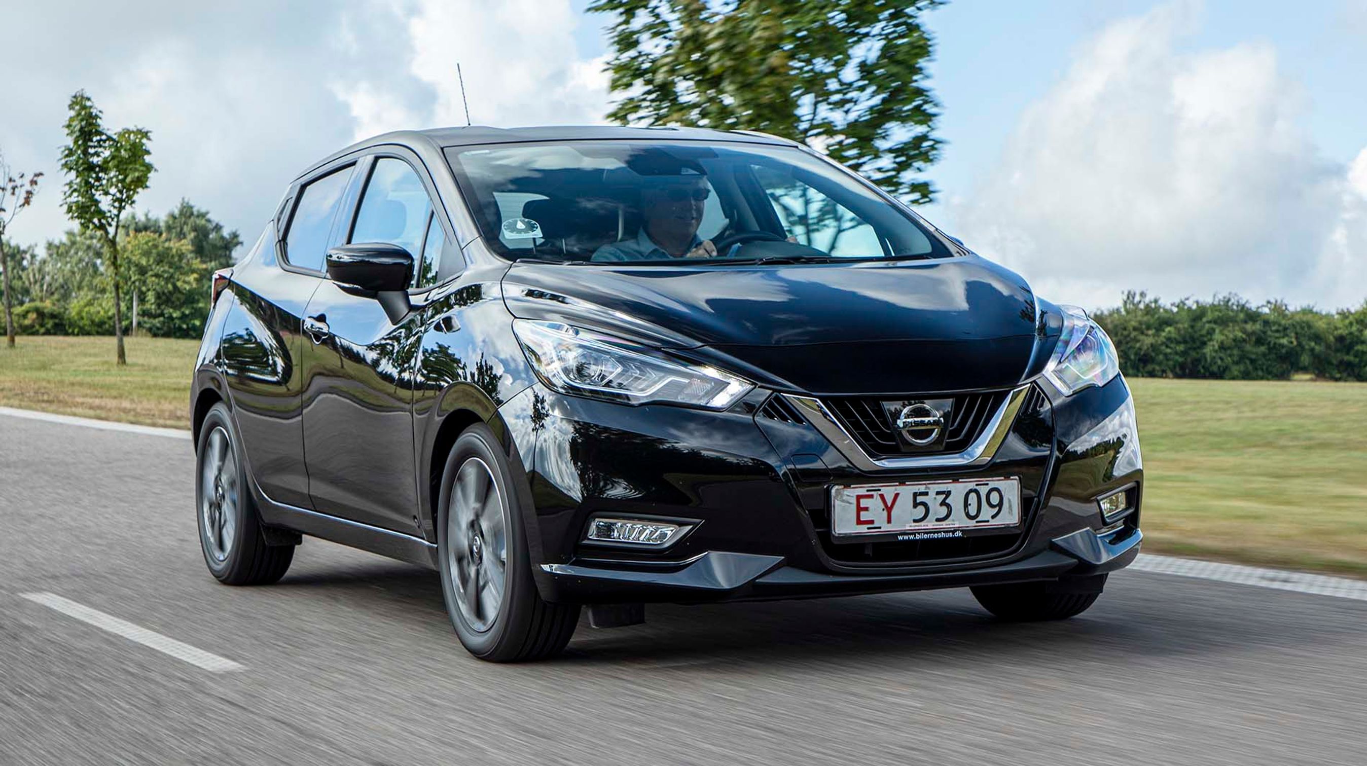 Nissan Micra hører til blandt de mindste minibiler i klassen. Designet er dog smart og ret sportsligt. 