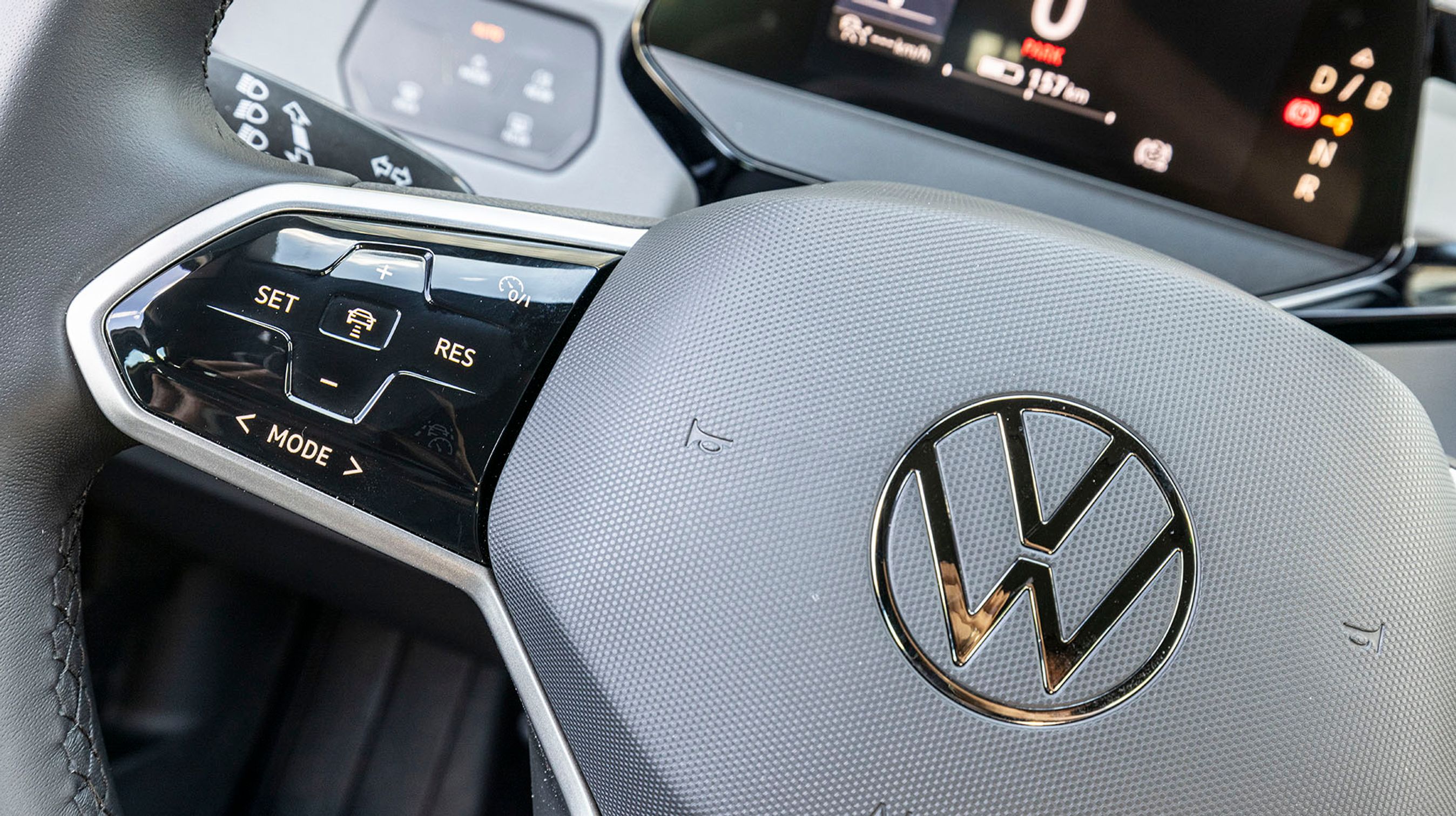 Adaptiv fartpilot er standard og styres fra trykfølsomme knapper til venstre på rattet.