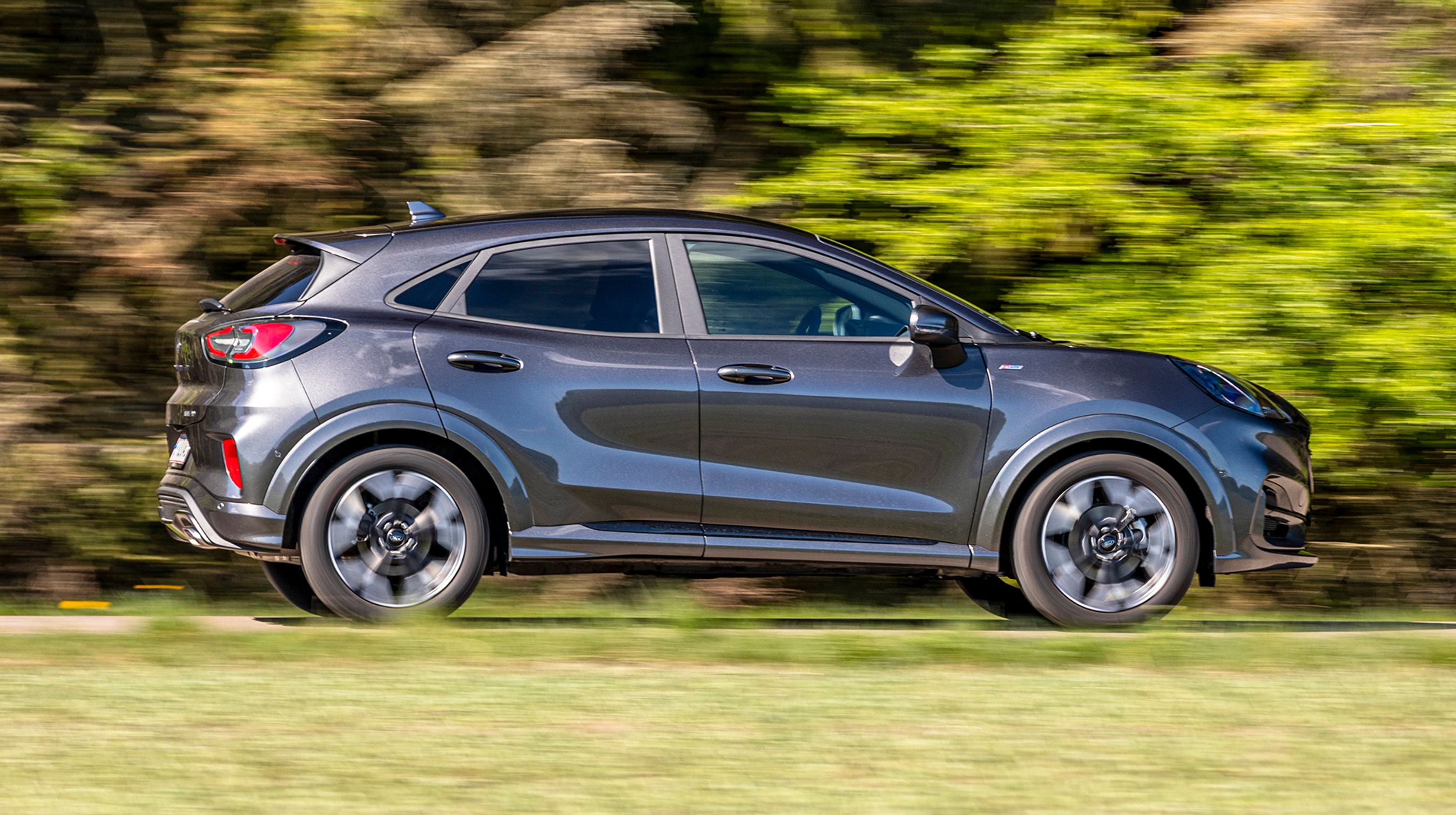 Fra siden ser Puma mere ud som en forhøjet sportslig bil end en SUV.