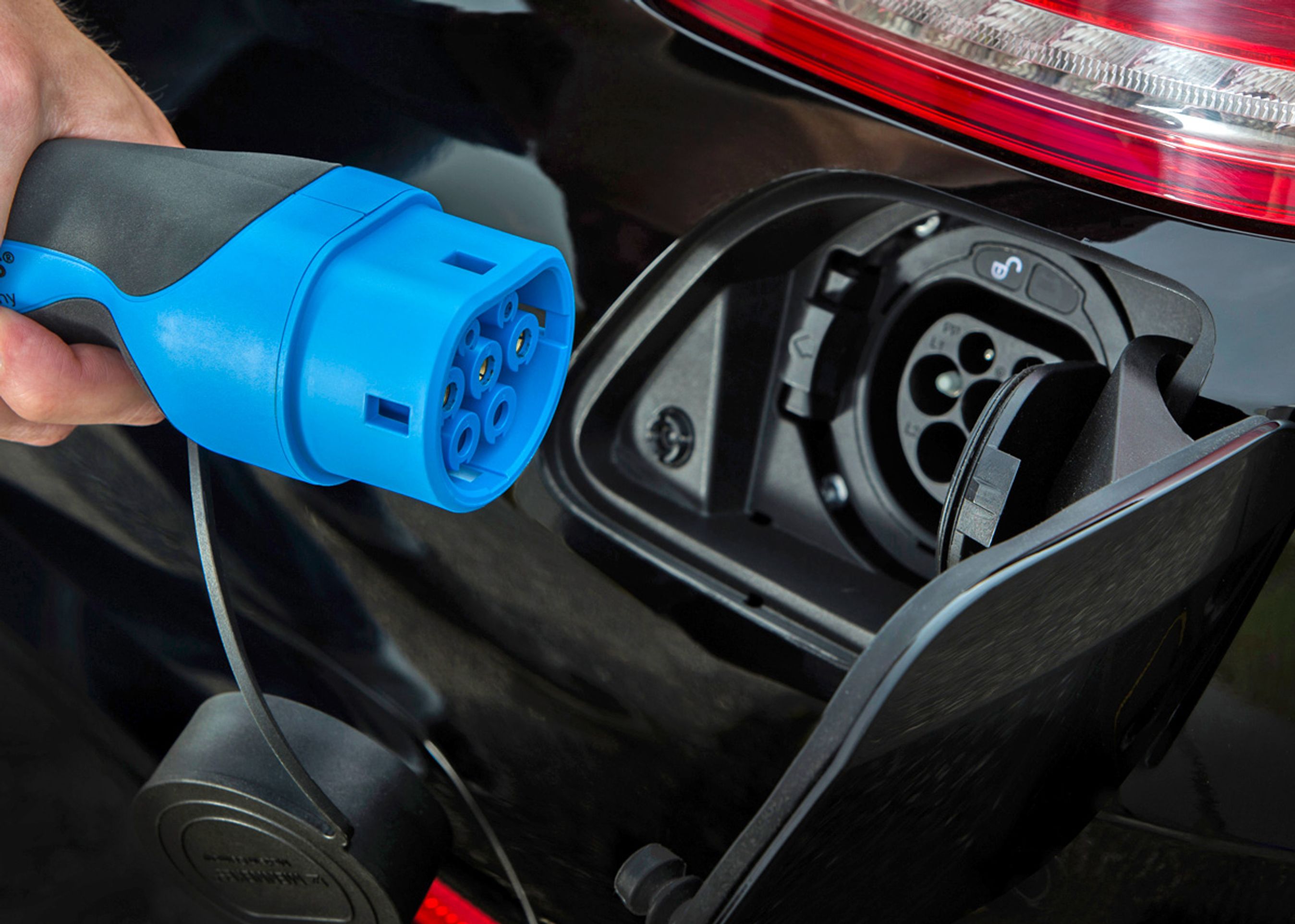 S-klasse opladningshybriden oplades med det nye "tyske" combo-standardstik.