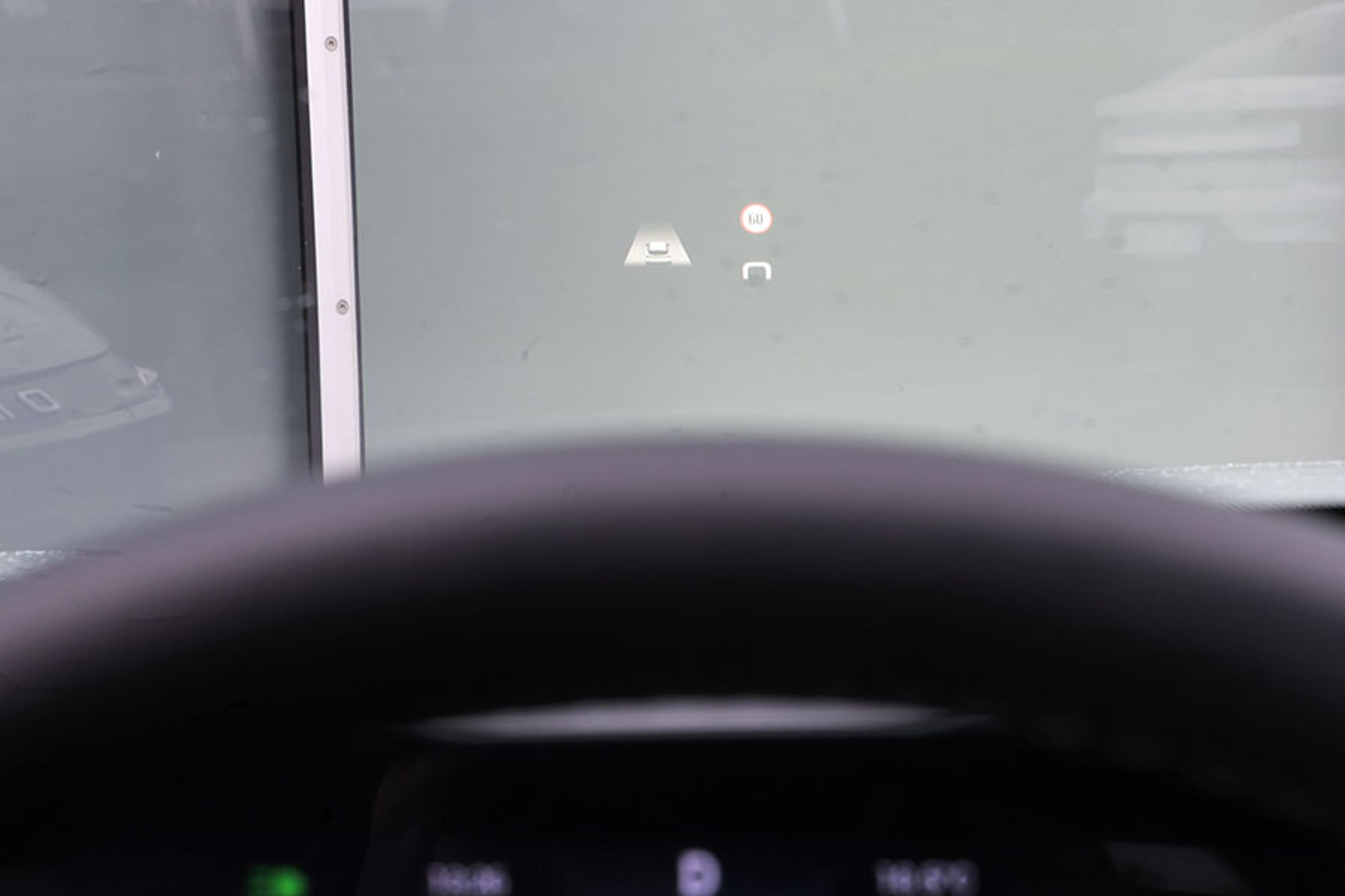 Headup-displayet er et godt eksempel på Omoda som bil. For det er en del af den meget omfattende udstyrsliste, men kvaliteten af selve displayet er ikke godt, idet visningen af tal og farttavler er uskarp. Bedre end ingenting, men det føles lige billigt nok. 