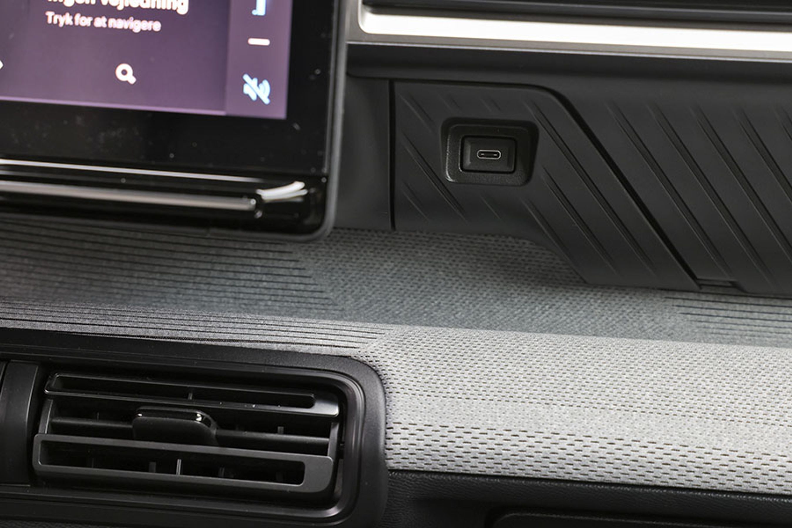 Til højre for skærmen er der endnu et USB-C stik, der kan bruges af passageren til opladning af mobiltelefonen.