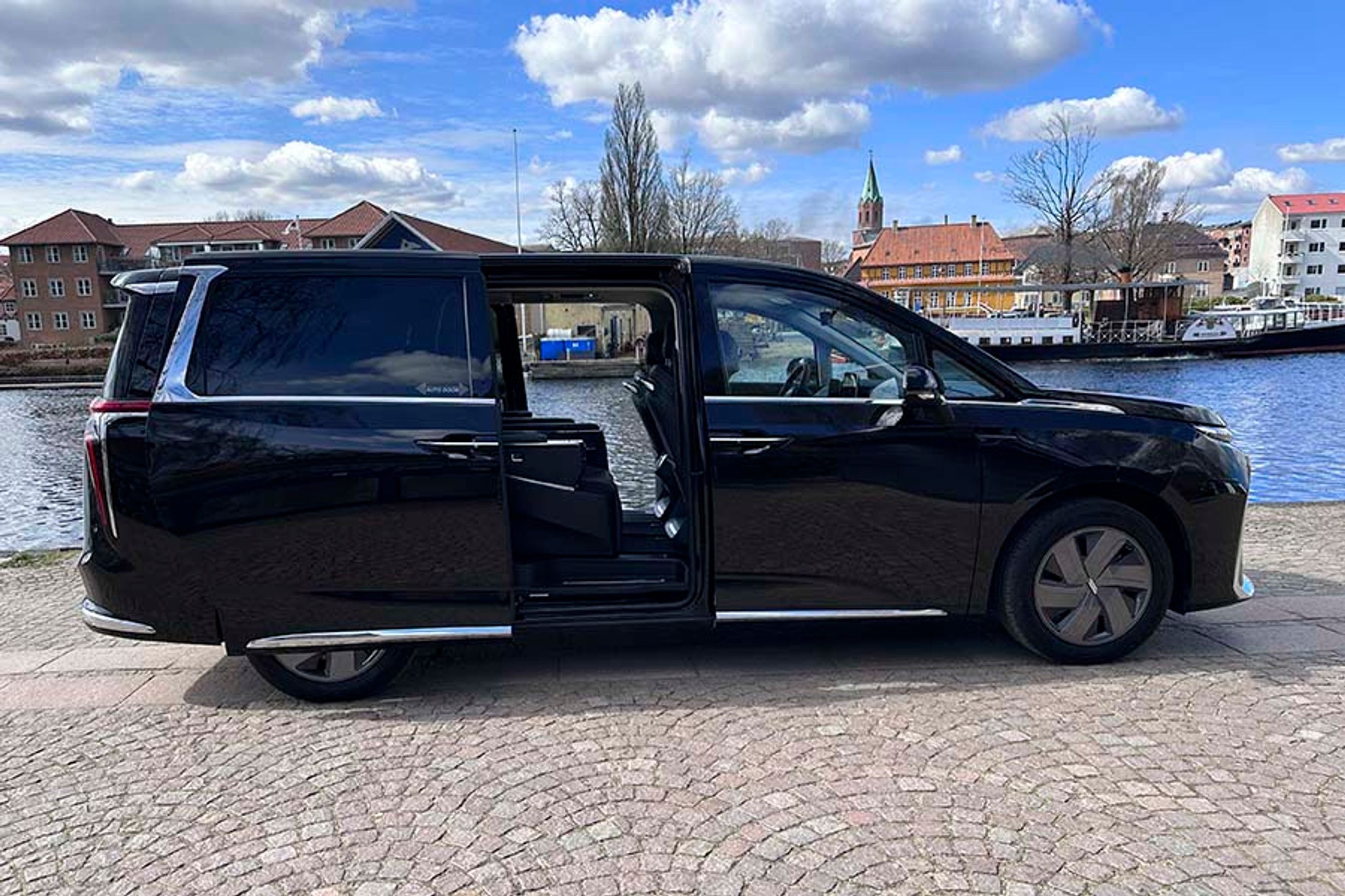 Der er skydedøre i begge sider, og de er el-betjente. Det gør det let at komme ind og ud af bilen.