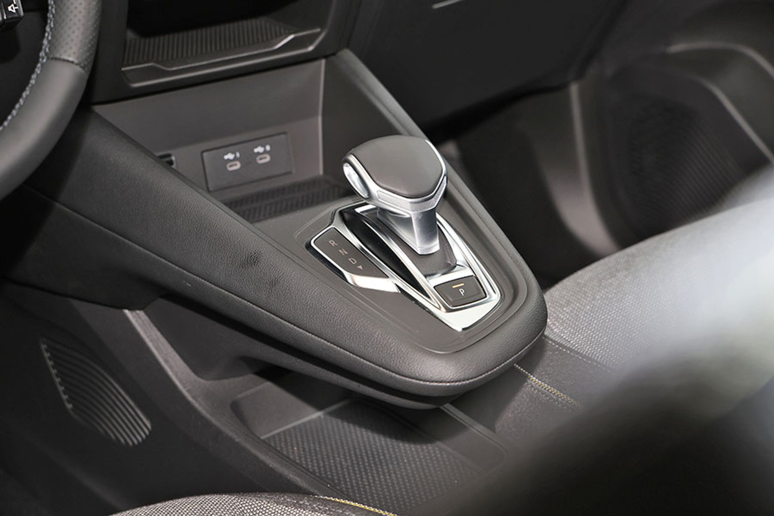 Renault var meget stolte, da de fremviste den svævende gearvælger til Captur-modellen. Og placeringen er god i forhold til betjening, men den dækker lidt for adgangen til kopholderne, der er placeret mellem sæderne.