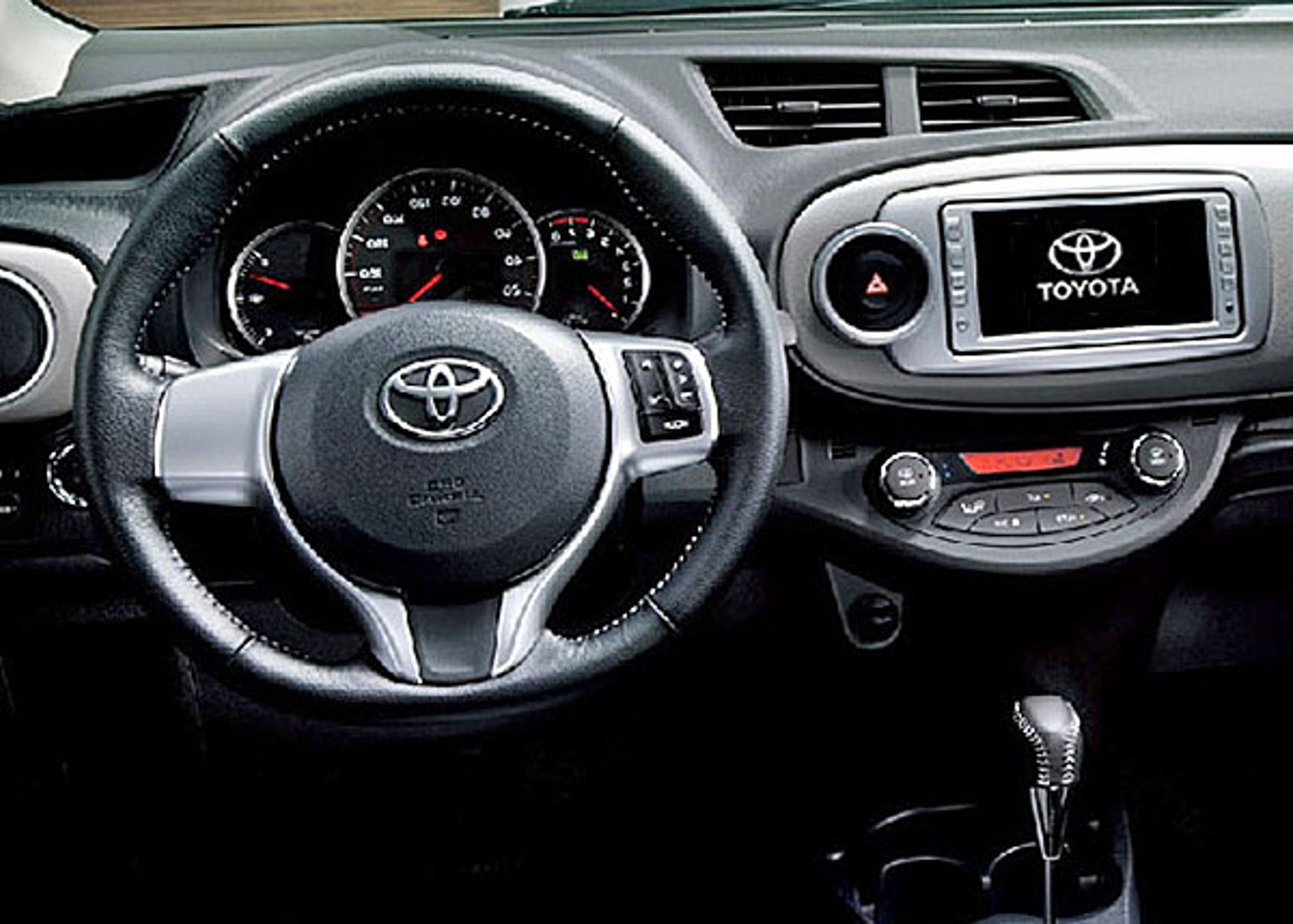 Førerpladsen bliver igen med konventionel instrumentering, og i det hele taget er der ikke så meget spræl over indretningen. Billedet her er spejlvendt for at give indtryk af en venstrestyret udgave.