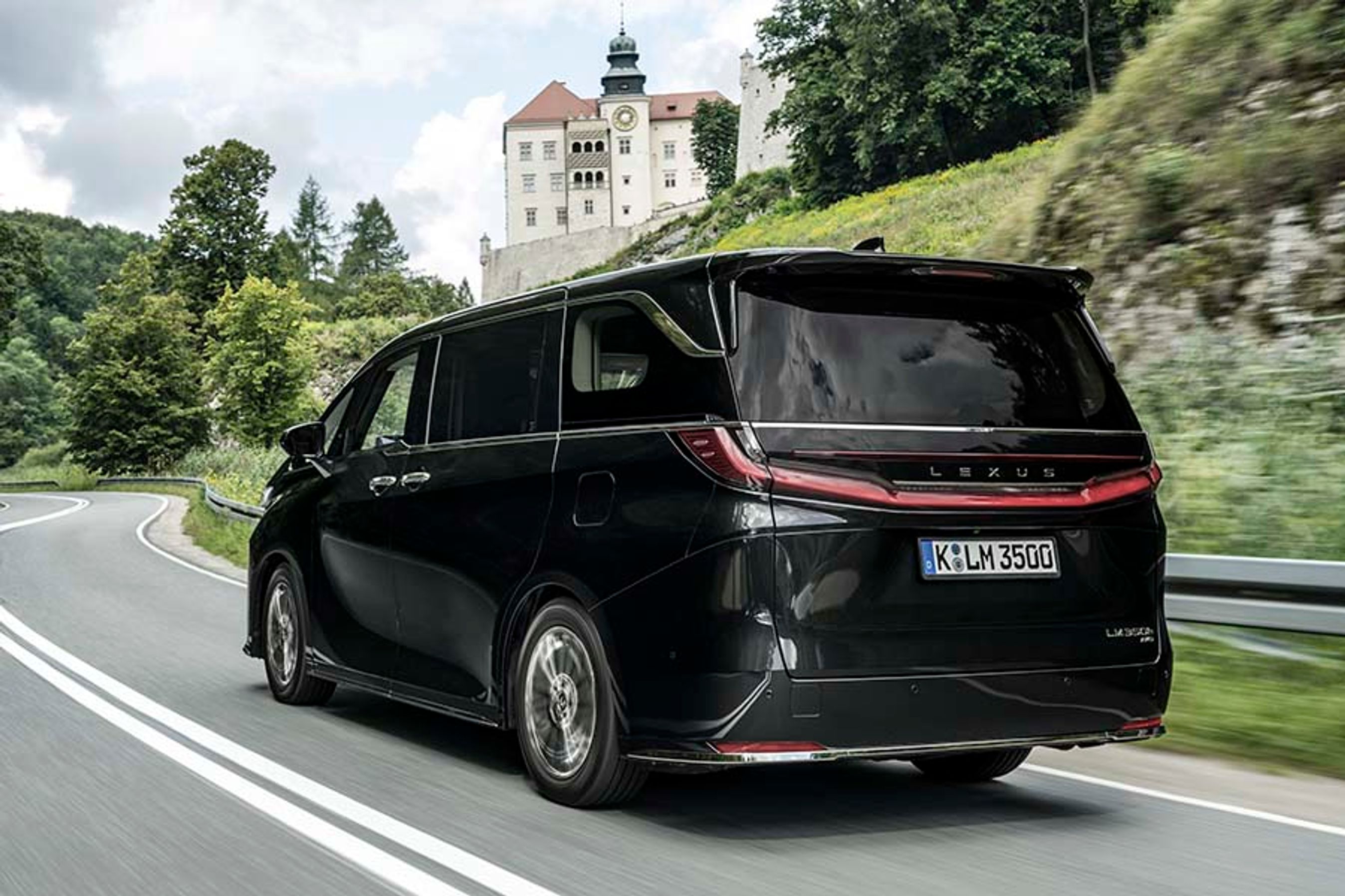 Lexus LM er både lang, bred og høj, og så har bagpartiet et usædvanligt design.